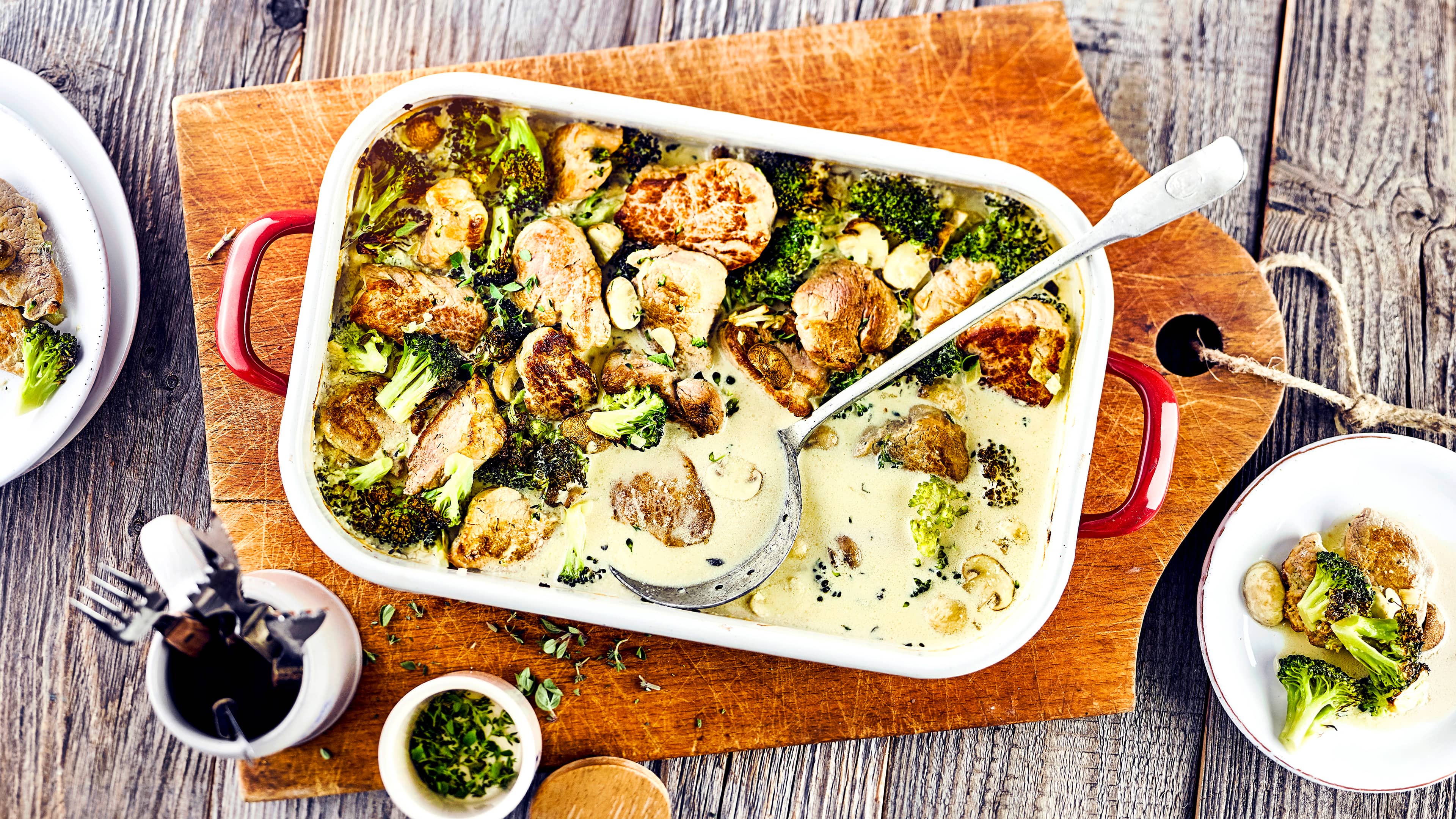 Lendentopf Lendentopf mit Schweinefilet, Brokkoli und Champignons in Auflaufform