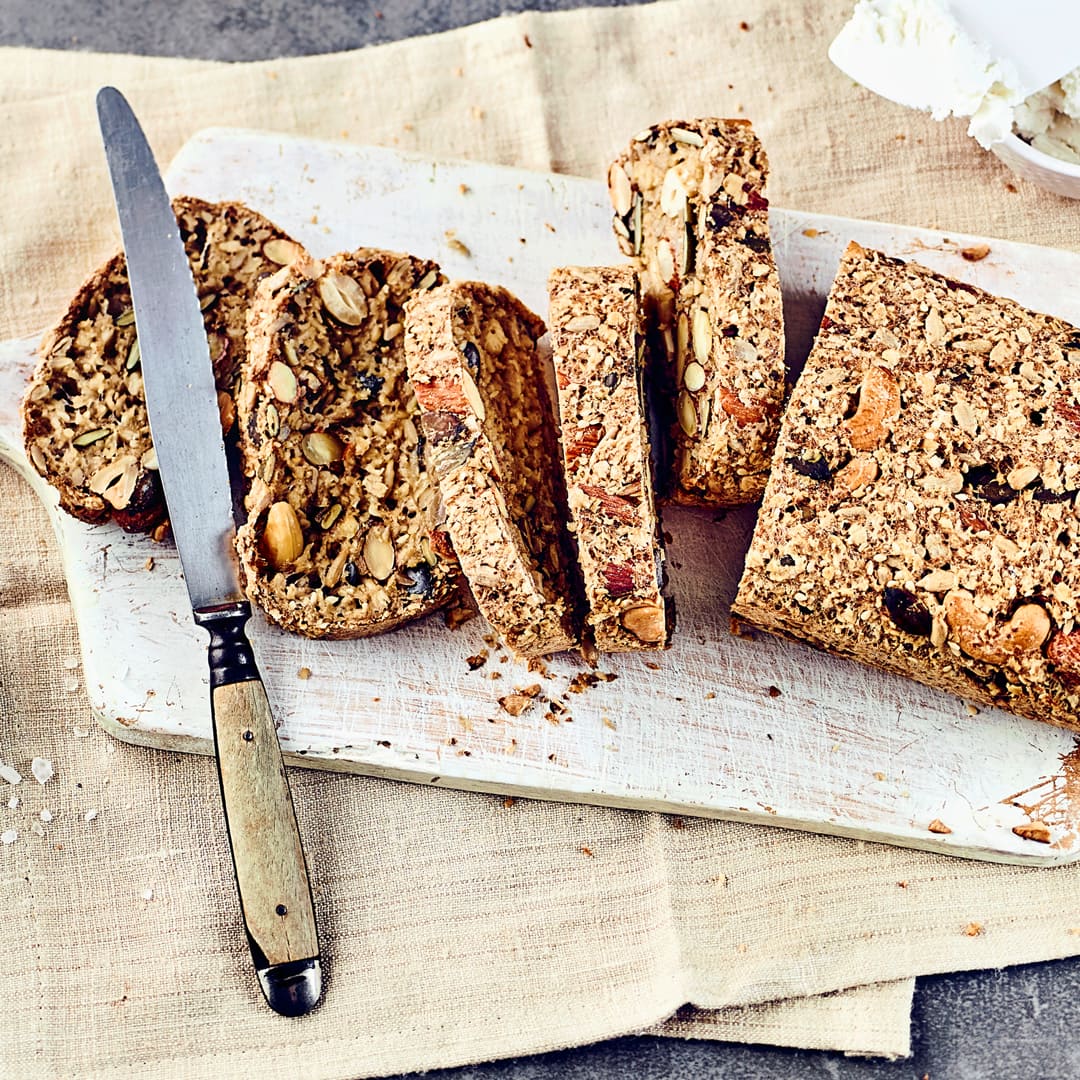 Unser Life Changing Bread ist nicht nur vegan und glutenfrei, sondern auch richtig lecker und mit vielen Nüssen und Samen besonders kernig. Es wird vielleicht nicht direkt Ihr gesamtes Leben ändern, aber Ihren Geschmack sicherlich.