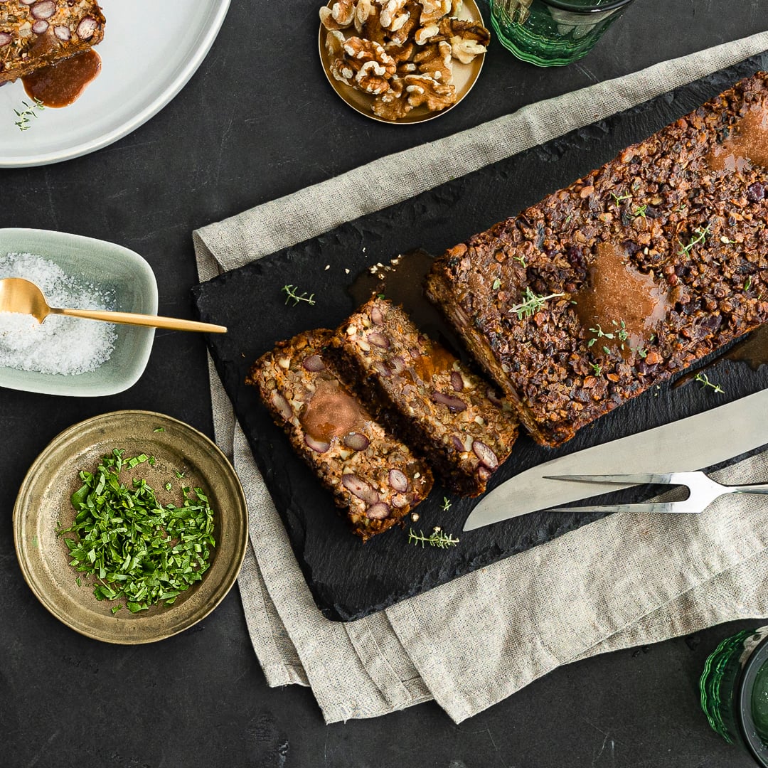Unser vegetarischer Linsenbraten schmeckt auch Fleischessern sehr lecker – besonders saftig und herzhaft-würzig – und eignet sich sogar für das Weihnachtsfest.