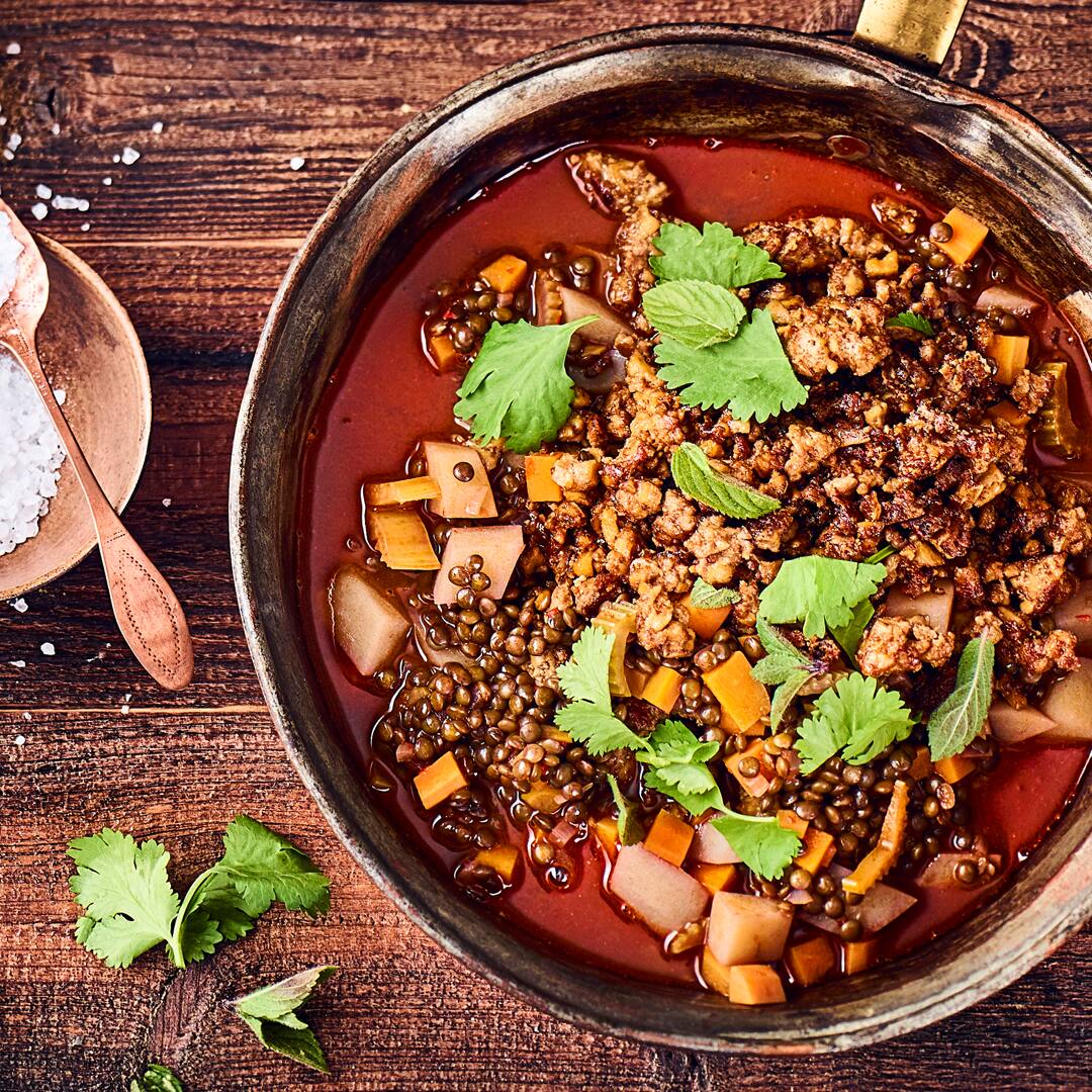 Veganes Hack und schwarze Linsen sind die Hauptbestandteile unseres leckeren veganen Linseintopfs mit Hack, Kartoffeln, Koriander und Minze.