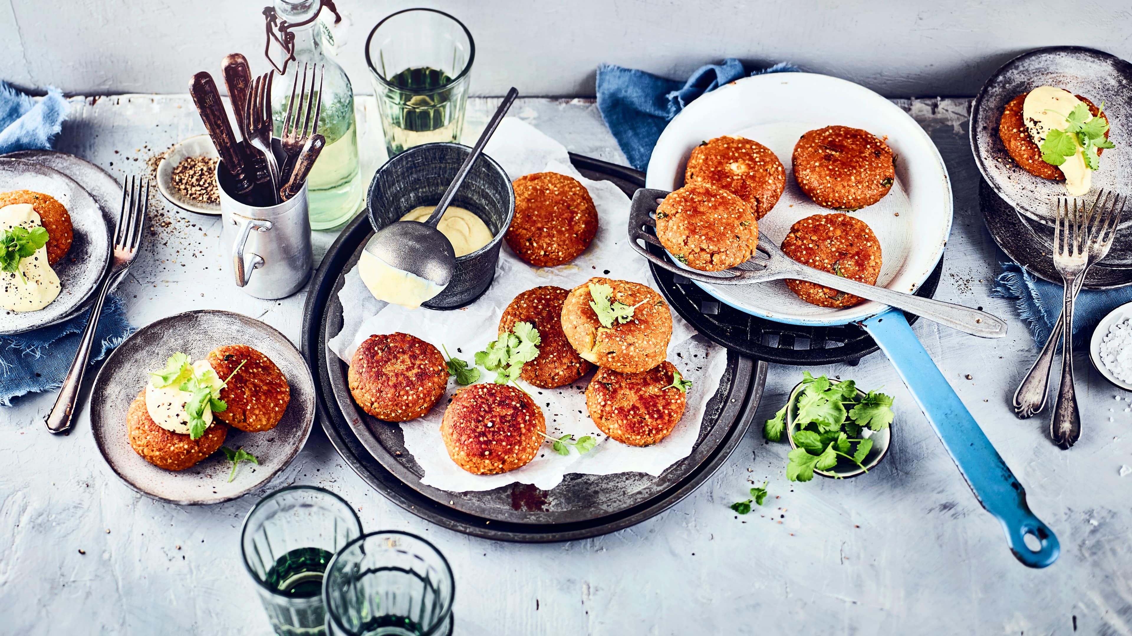 Linsenfrikadellen Eine vegetarische Alternative zu klassischen Buletten aus Hackfleisch gesucht? Probieren Sie einmal unsere Linsenfrikadellen mit selbstgemachtem Curry-Senf-Dip.