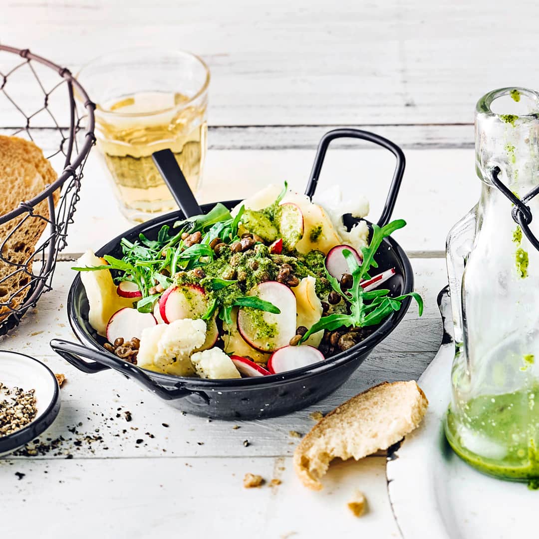 Leckerer Linsensalat mit Radieschen, Blumenkohl, Rucola und Halloumi: Ideal als leichtes Mittagessen im Sommer oder als Beilage beim Grillen.