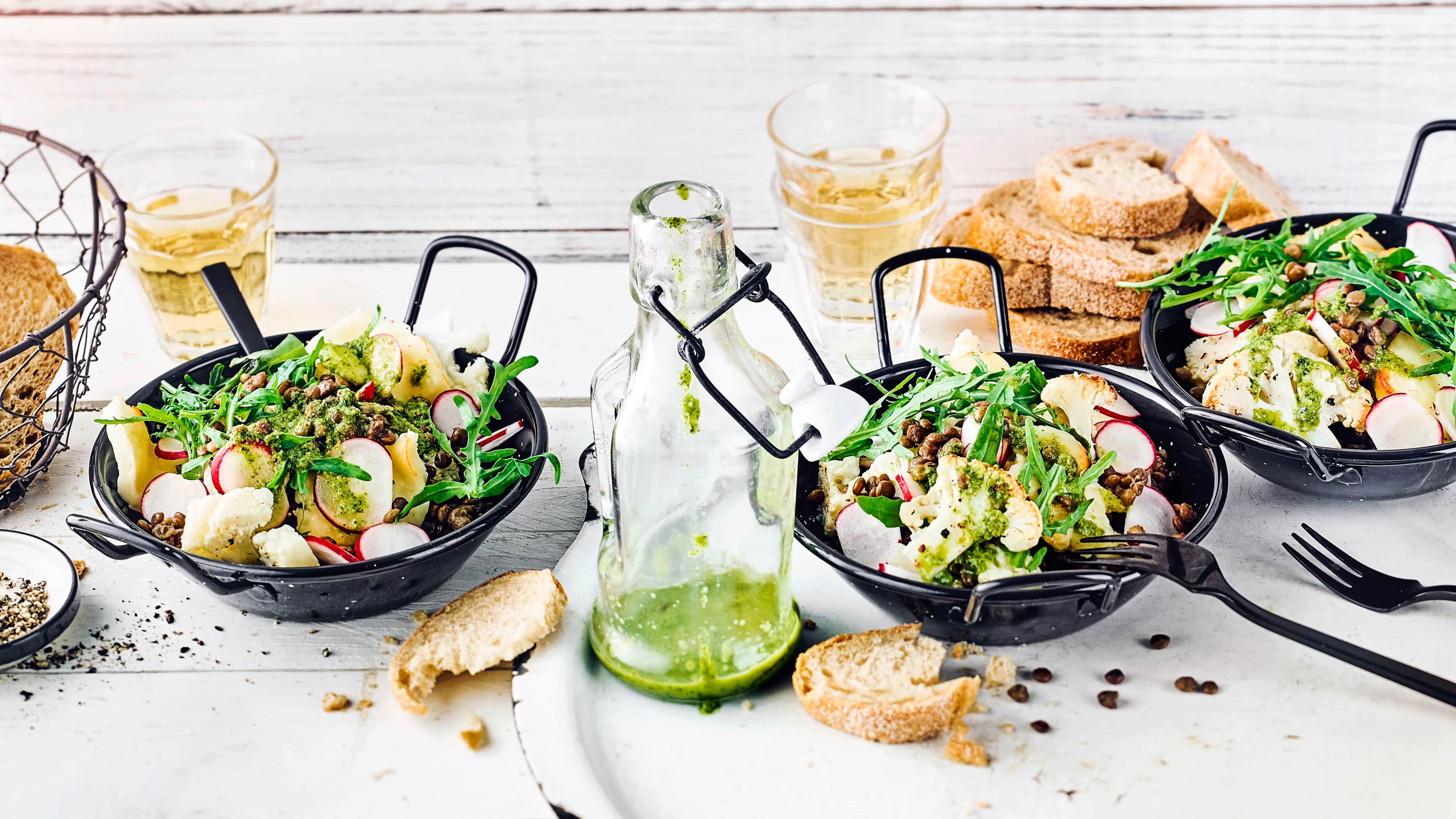Linsensalat-mit-Blumenkohl Leckerer Linsensalat mit Radieschen, Blumenkohl, Rucola und Halloumi: Ideal als leichtes Mittagessen im Sommer oder als Beilage beim Grillen.