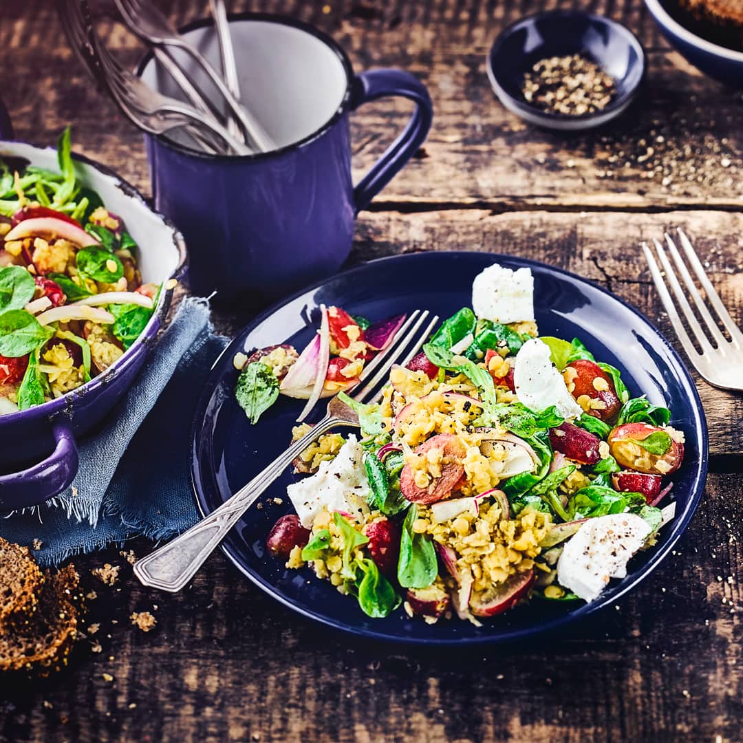 Ein vegetarisches Highlight: Unser Linsensalat mit Trauben verführt Sie mit süßen Trauben zu zartschmelzendem Ziegenkäse auf roten Linsen und Feldsalat!