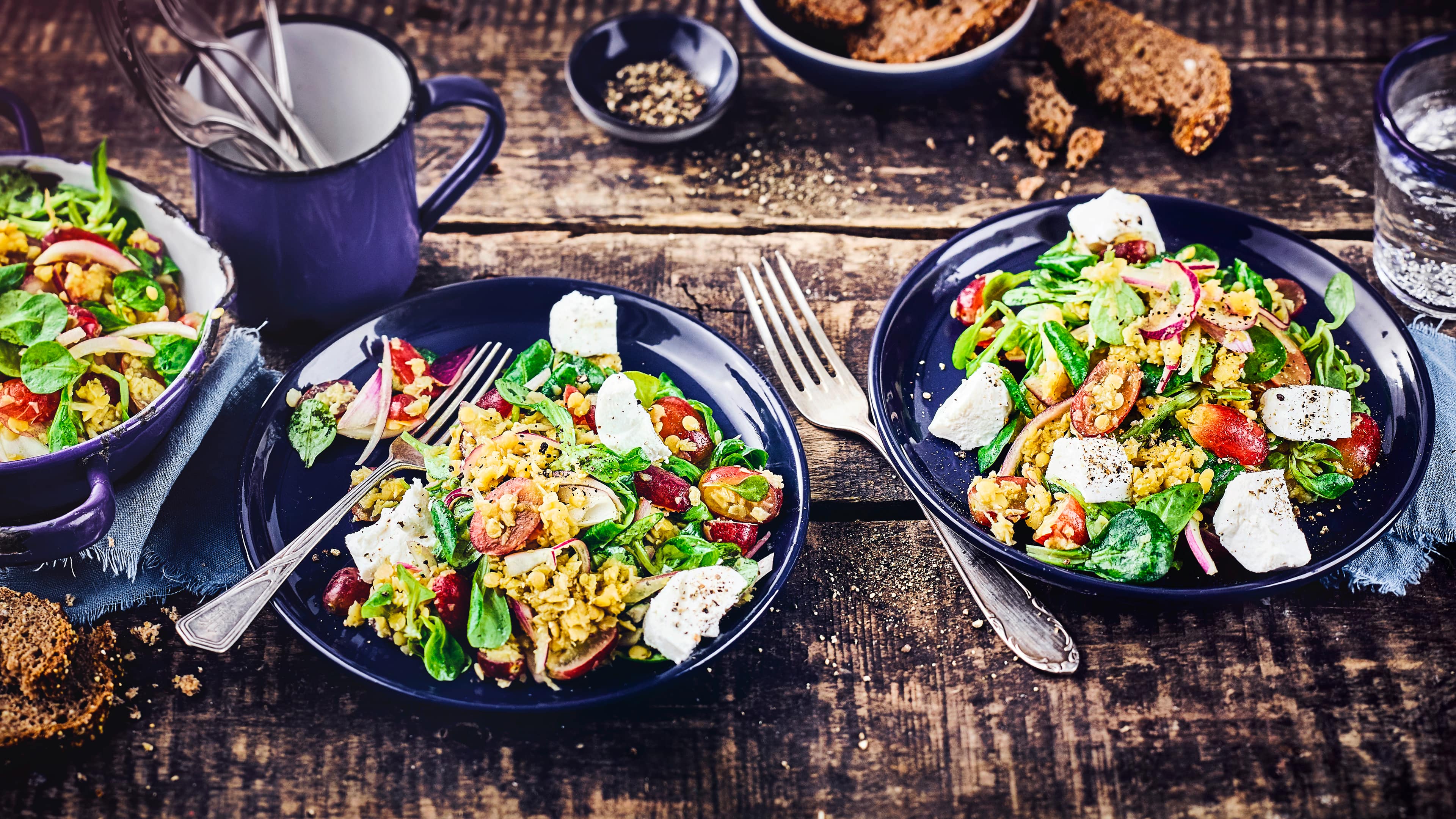 Linsensalat-mit-Trauben Ein vegetarisches Highlight: Unser Linsensalat mit Trauben verführt Sie mit süßen Trauben zu zartschmelzendem Ziegenkäse auf roten Linsen und Feldsalat!