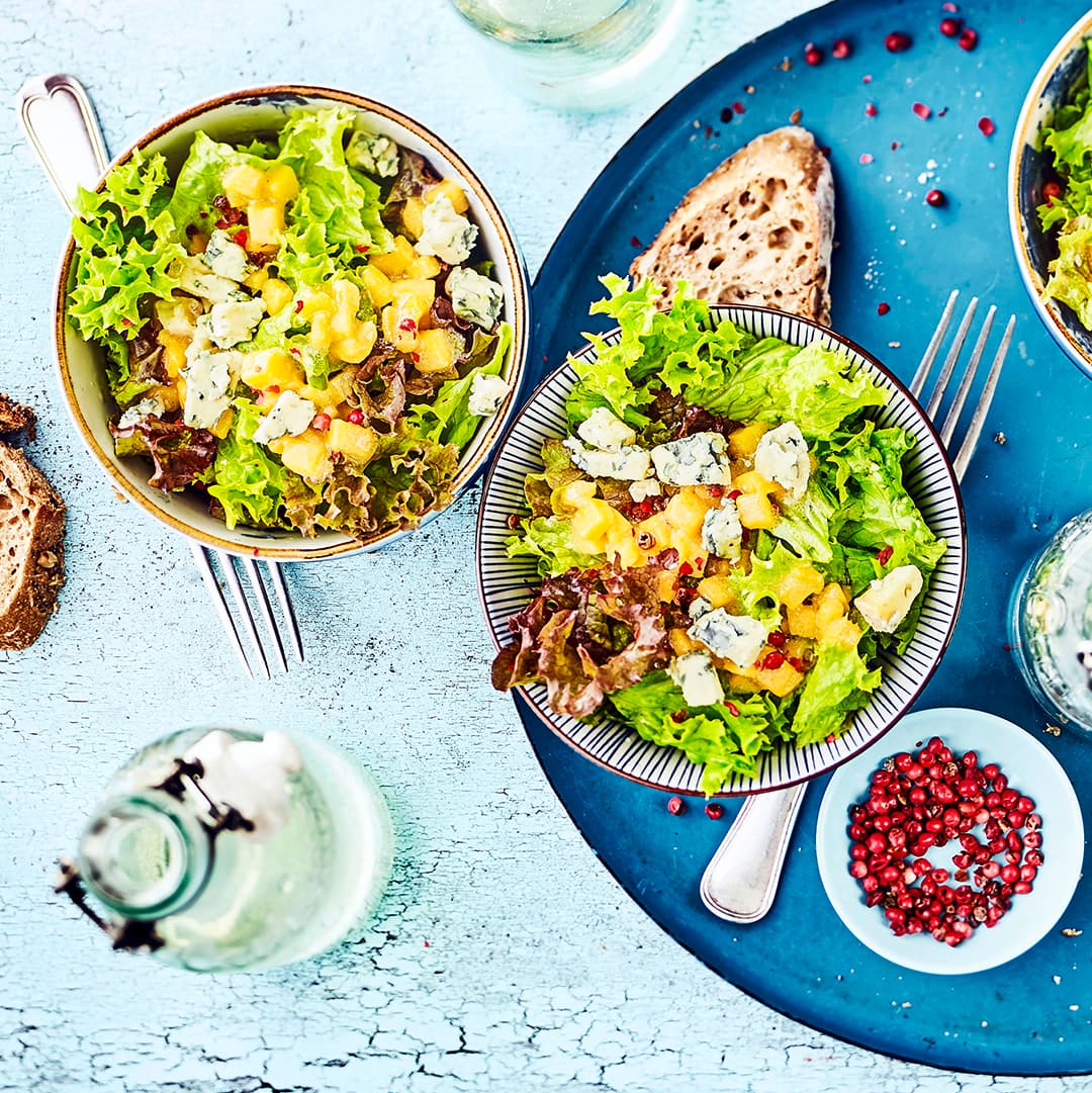 Schneller Salat für Zwischendurch: Probieren Sie unseren bunten Lollo an Mango-Senf-Dressing mit Edelpilzkäse – in zehn Minuten zubereitet!