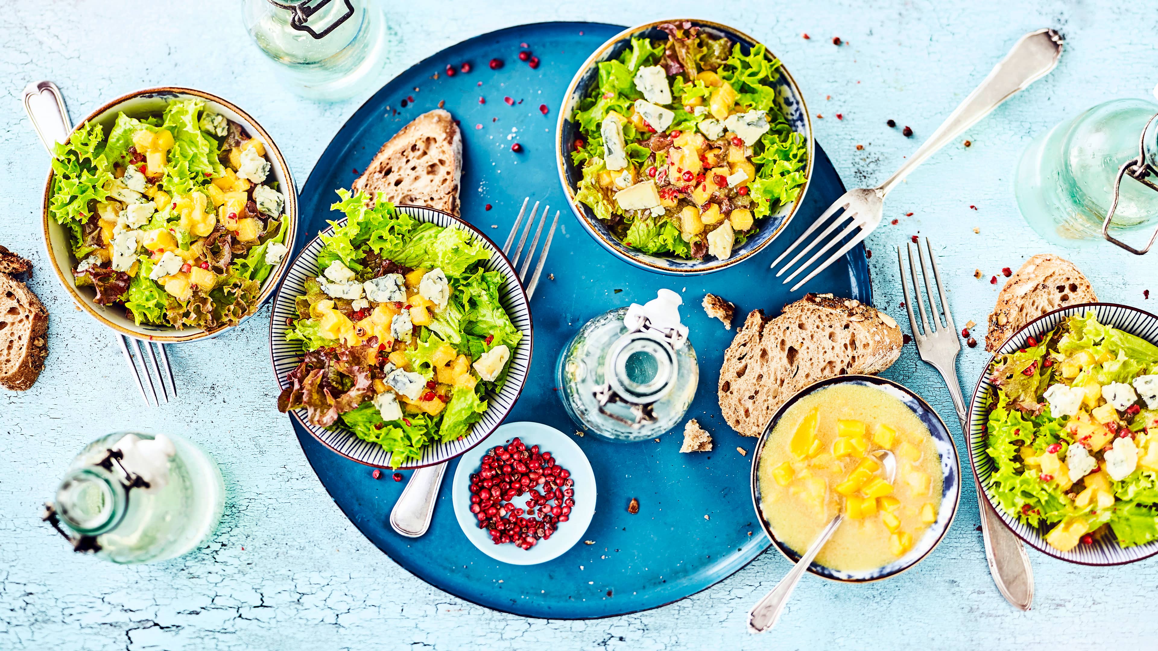 Lollo an Mangodressing Schneller Salat für Zwischendurch: Probieren Sie unseren bunten Lollo an Mango-Senf-Dressing mit Edelpilzkäse – in zehn Minuten zubereitet!