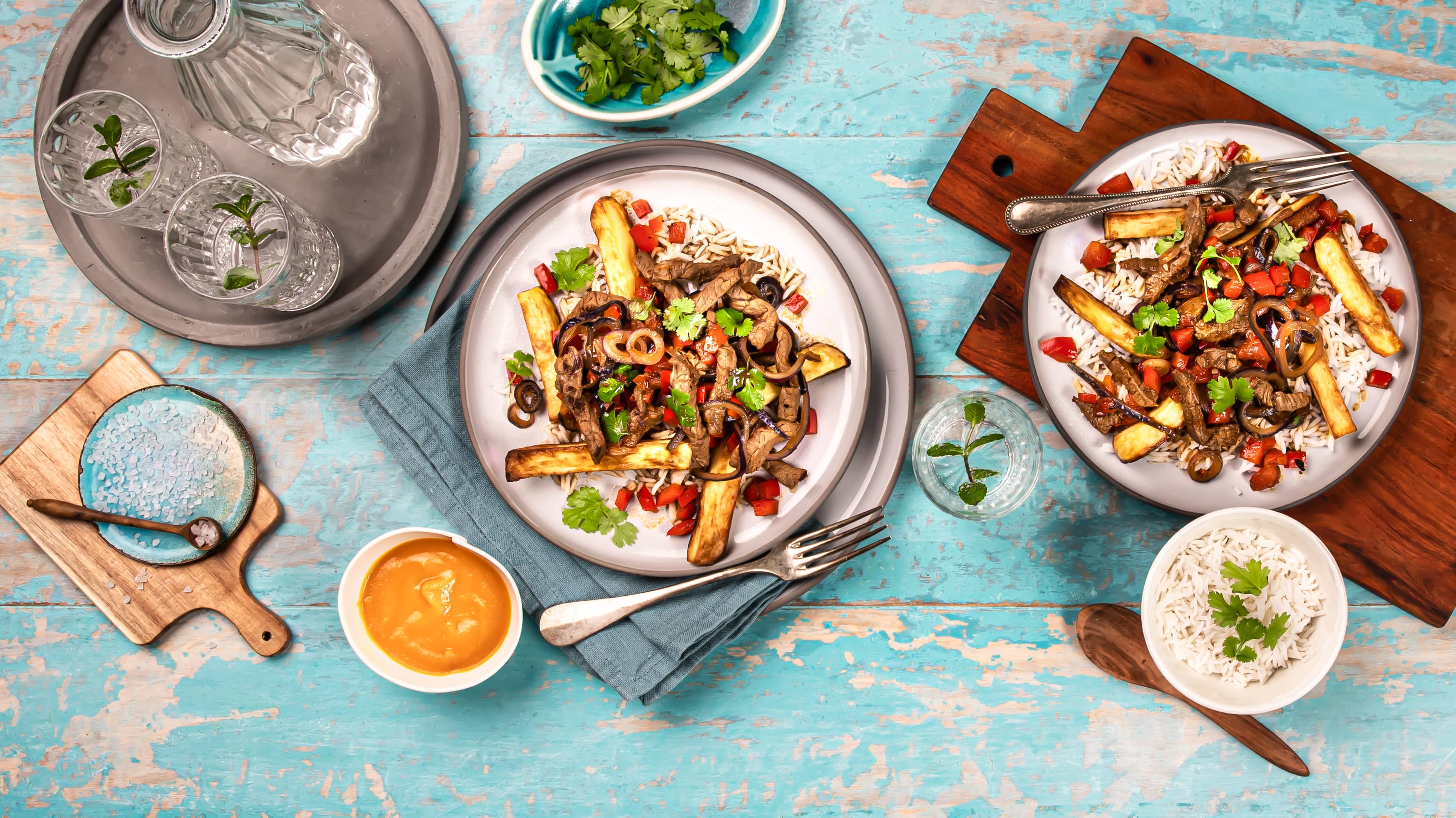 Lomo Saltado Wenn Sie Lomo Saltado noch nicht kennen, sollten Sie es unbedingt einmal ausprobieren: Das Pfannengericht der peruanischen Küche besteht aus in Sojasoße eingelegtem Rindfleisch, Gemüse und Kartoffeln.