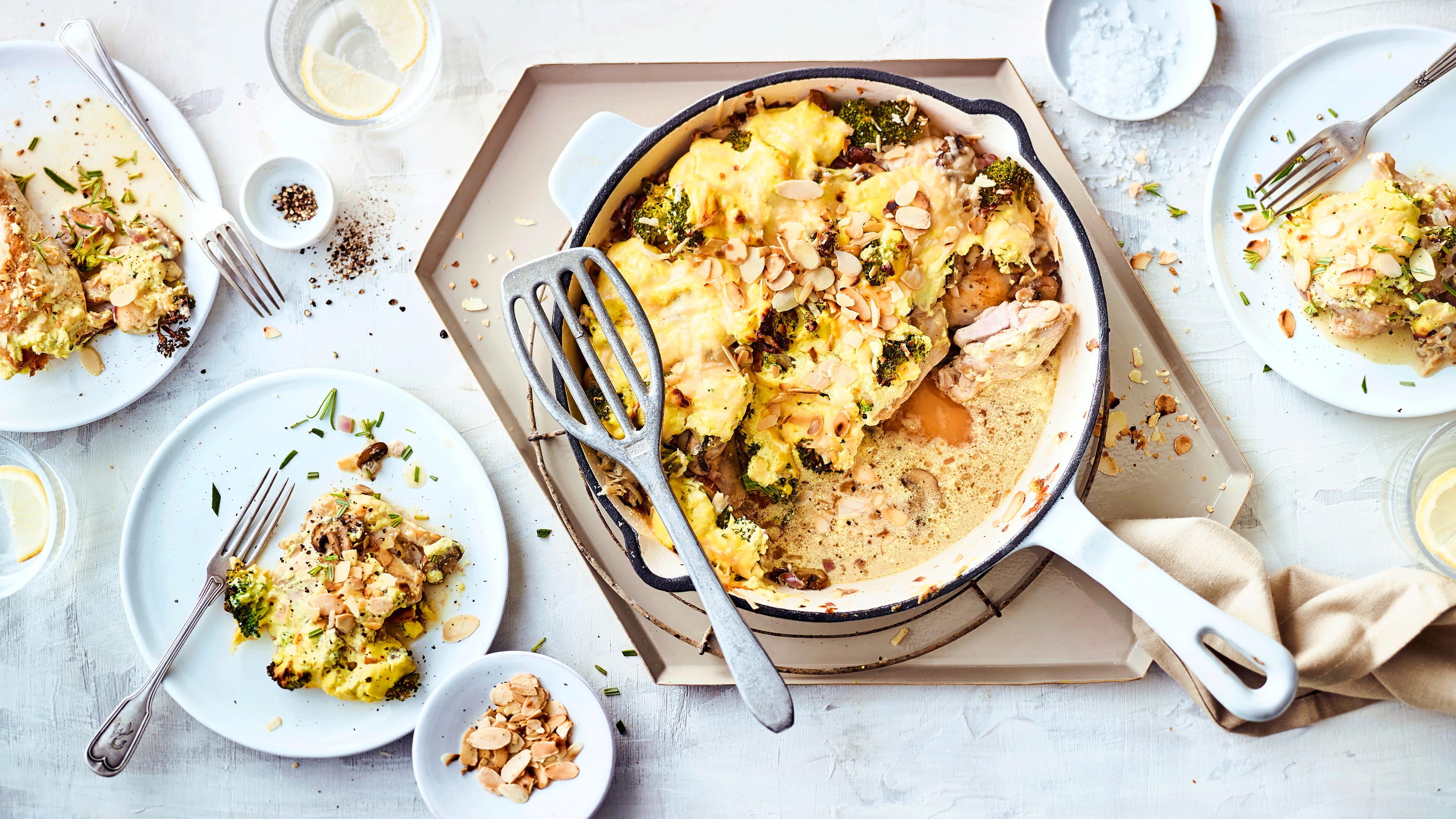 Low-Carb-Hähnchen Wenn es abends einmal nicht so viele Kohlenhydrate sein sollen, haben wir hier genau das Richtige für Sie: Unser Rezept für Low-Carb-Hähnchen mit Brokkoli und Champignons.