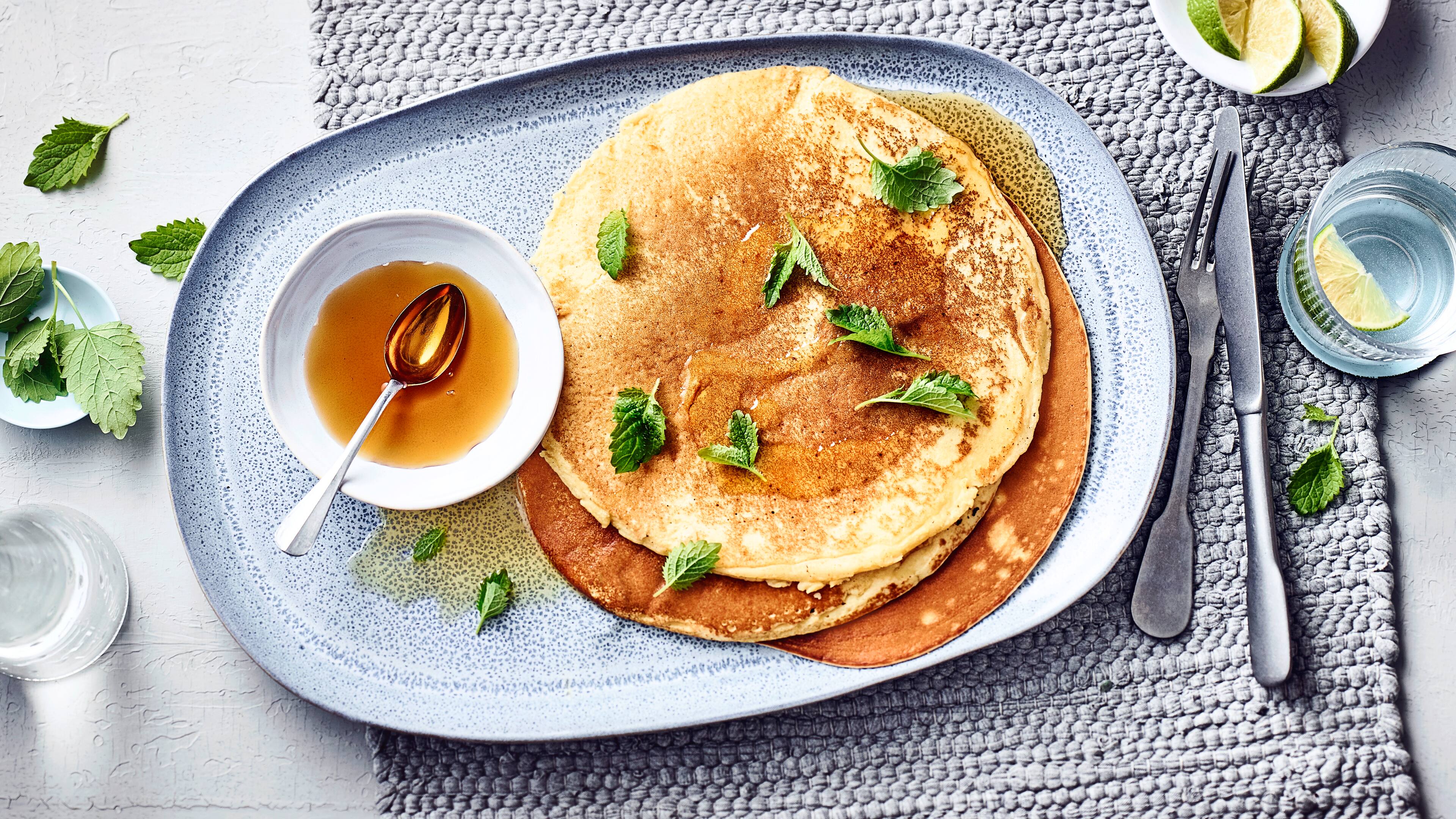 Wir haben Lust auf süße Pfannkuchen und das auch noch mit wenig Kohlenhydraten. Sie können die leckeren Pfannkuchen aber natürlich auch herzhaft belegen und genießen.