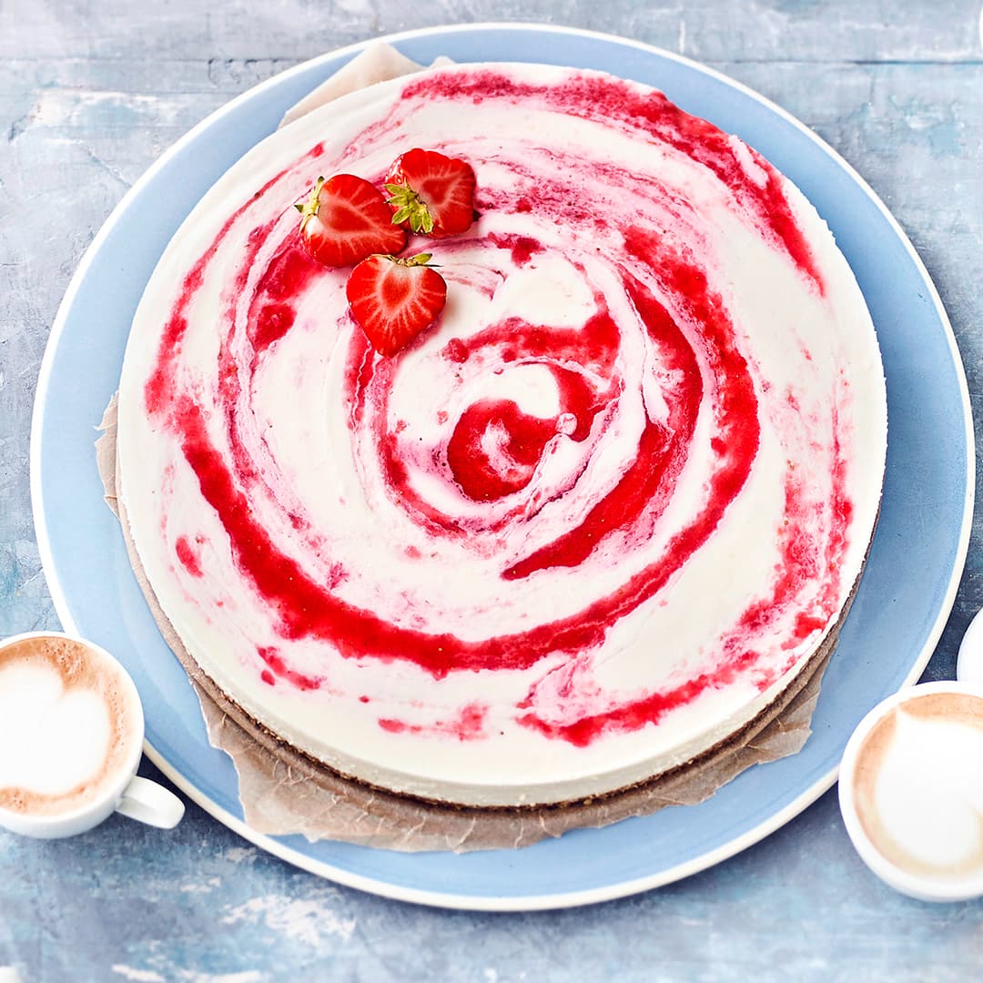 Ganzer Tortengenuss mit weniger Kohlenhydraten? Aber klar: Probieren Sie unsere Low Carb Torte mit einem leckeren Boden aus Mandeln, Kokos und Dattel, einer cremigen Mascarpone-Frischkäse-Schicht und fruchtigem Erdbeer-Swirl.