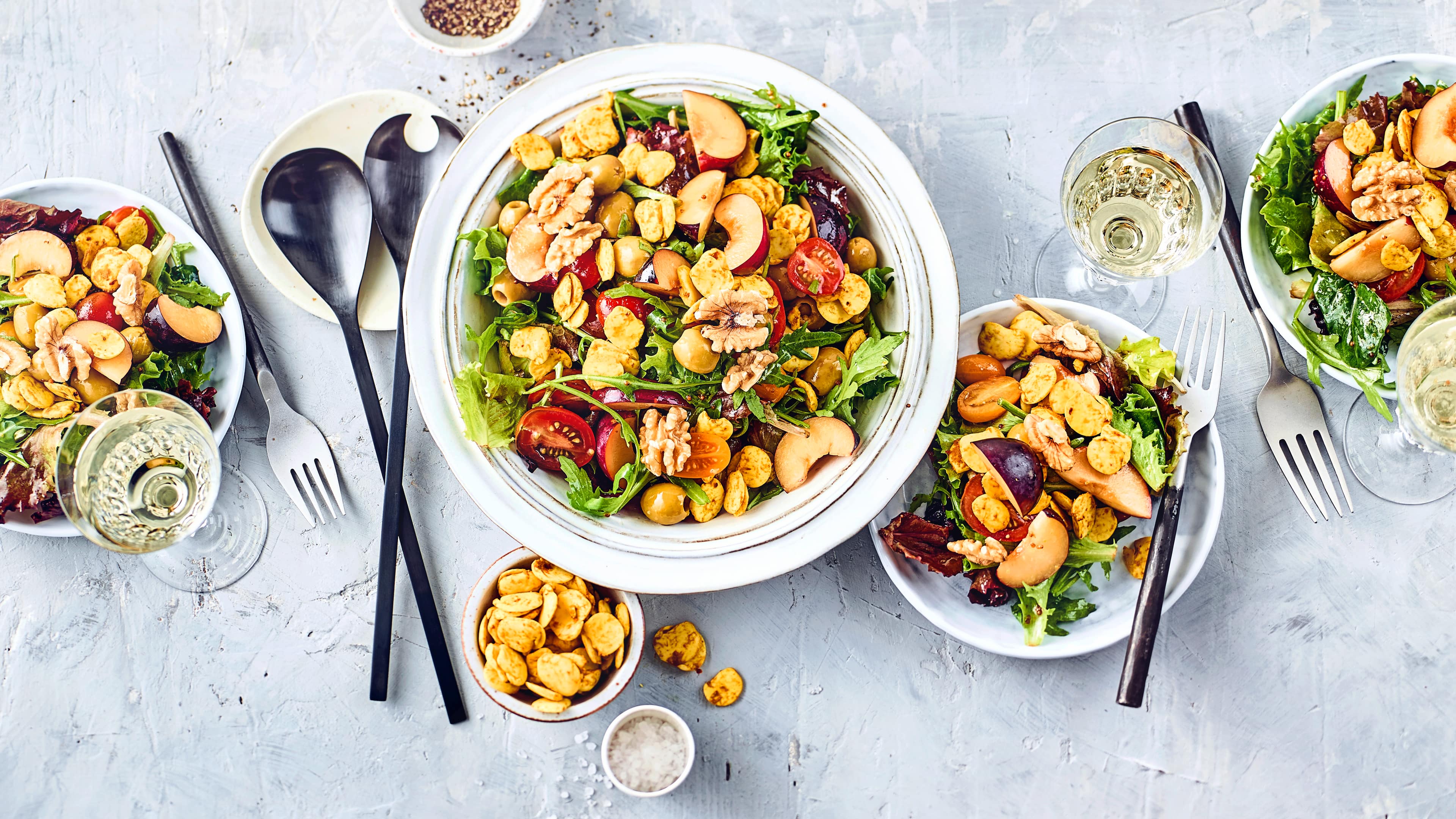 Lupinensalat Noch relativ unbekannt aber besonders verträglich sind Lupinenkerne. Wir servieren sie im Salat mit Pflaumen, Cherrytomaten und einer selbstgemachten Honig-Vinaigrette.