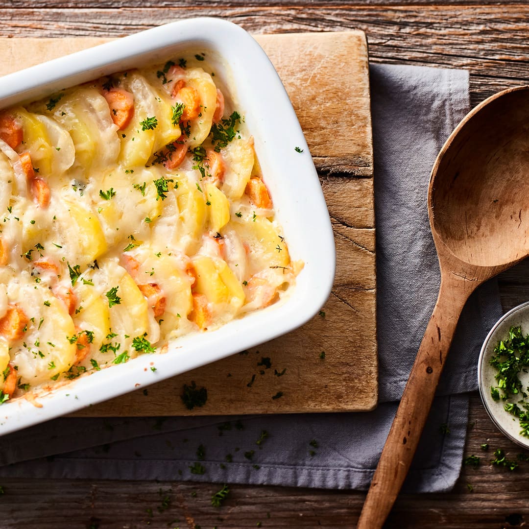 Sie heißen zwar Mairübchen, haben aber von April bis Juni Saison. Genug Zeit also, um einmal unser leckeres Mairübchen-Auflauf-Rezept auszuprobieren.