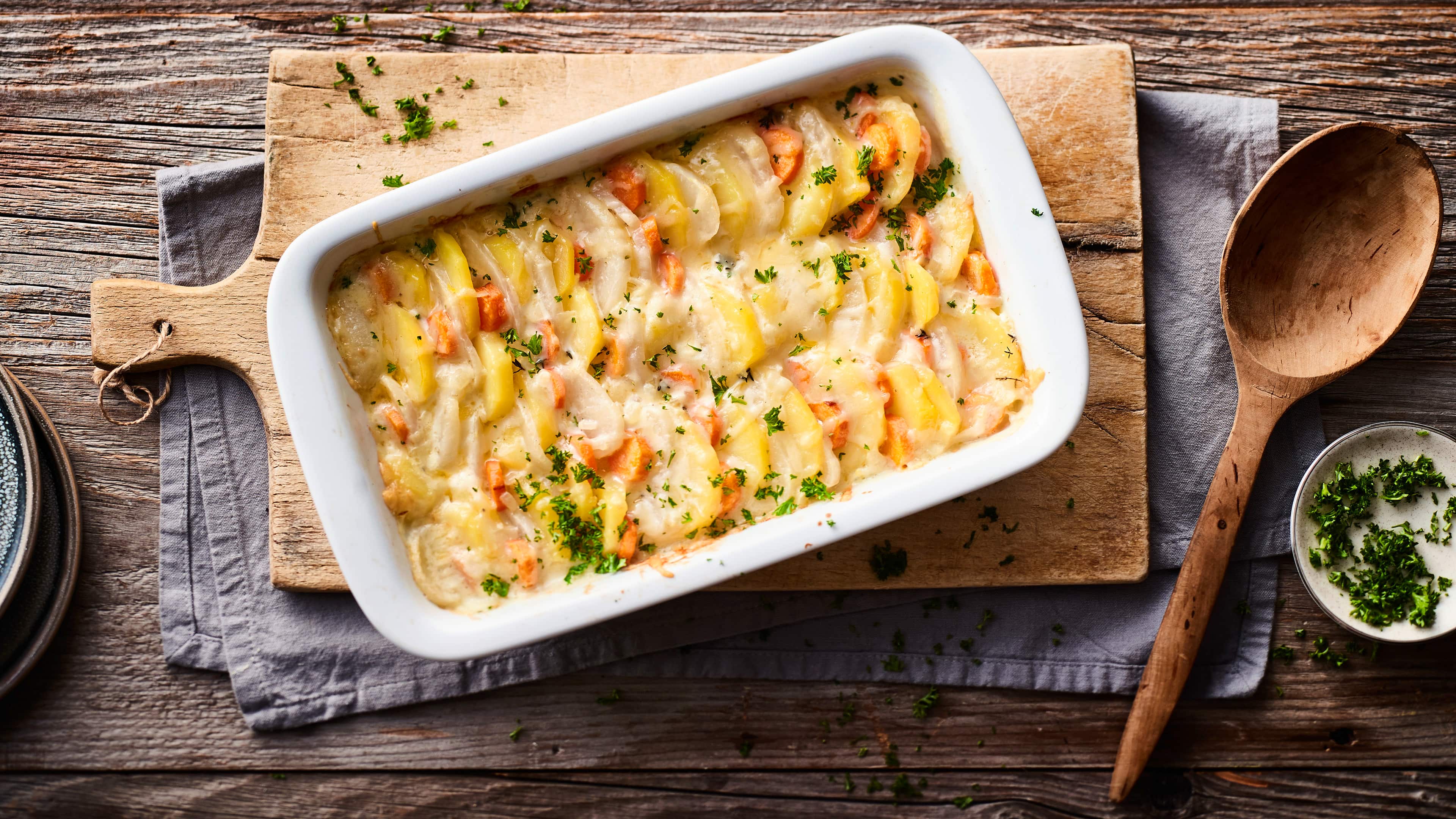 Sie heißen zwar Mairübchen, haben aber von April bis Juni Saison. Genug Zeit also, um einmal unser leckeres Mairübchen-Auflauf-Rezept auszuprobieren.
