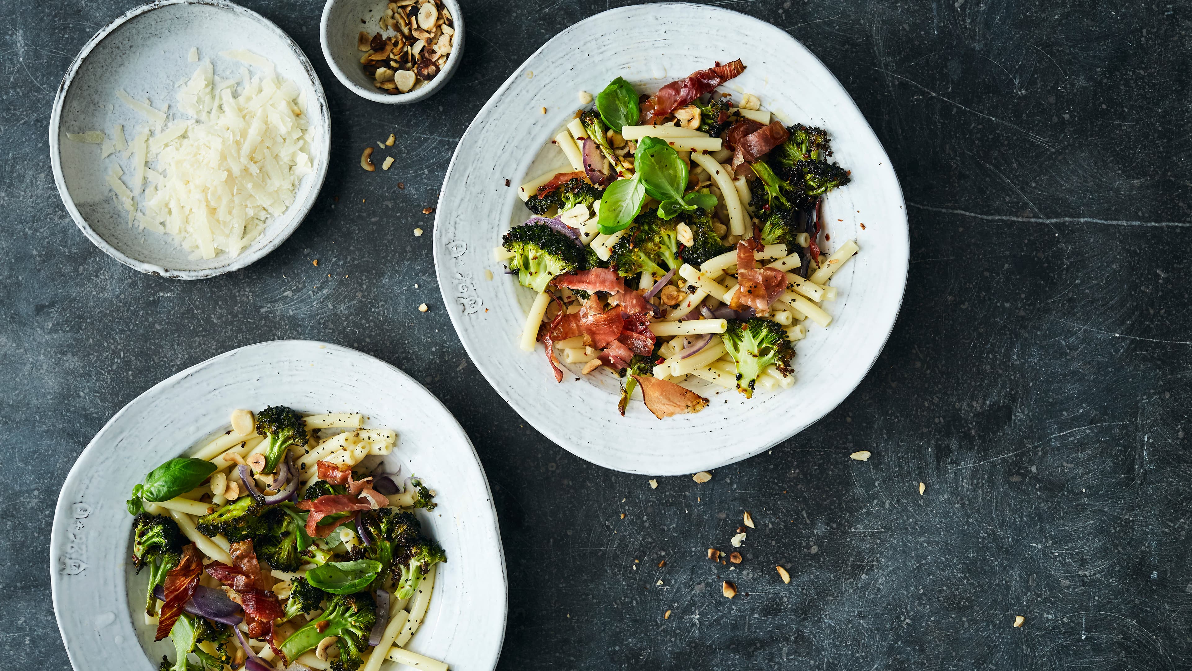 Makkaroni mit Nuss-Brokkoli Eine super Kombination ergibt unser selbstgemachter Mix aus Brokkoli, Haselnüssen und Speck - passt perfekt zu Makkaroni.