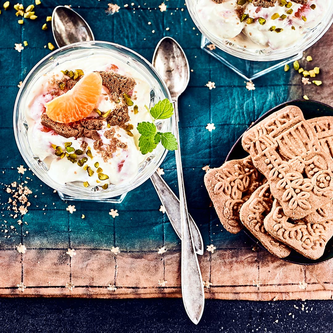 Mit unserem Rezept gelingt Ihnen ein leckeres Dessert aus Ricotta, Frischkäse und Mandarinen. Spekulatius und Pistazien sorgen für einen Knsupereffekt.