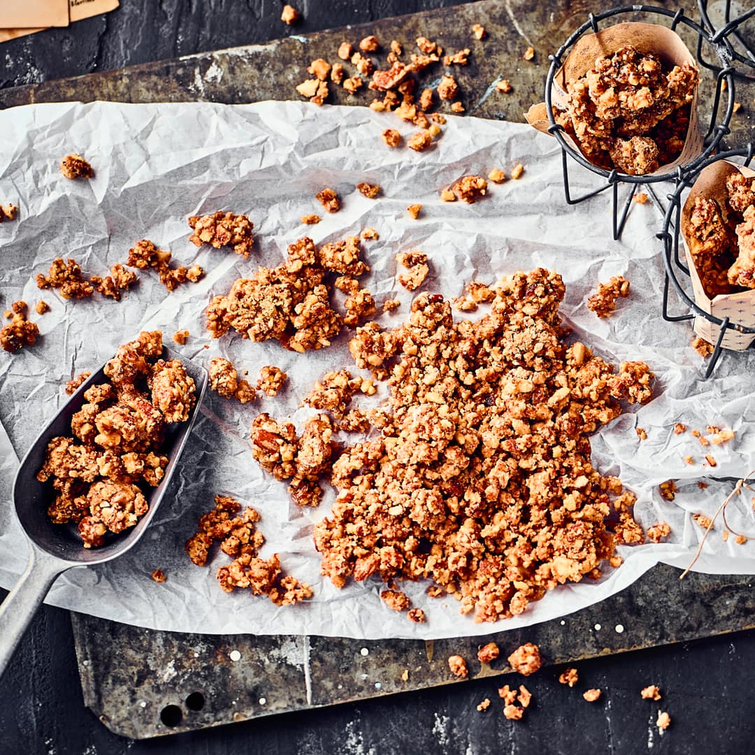 Unser selbstgemachter Mandel-Krokant lässt sich ganz einfach in wenigen Minuten zubereiten und eignet sich für fast jedes Dessert!
