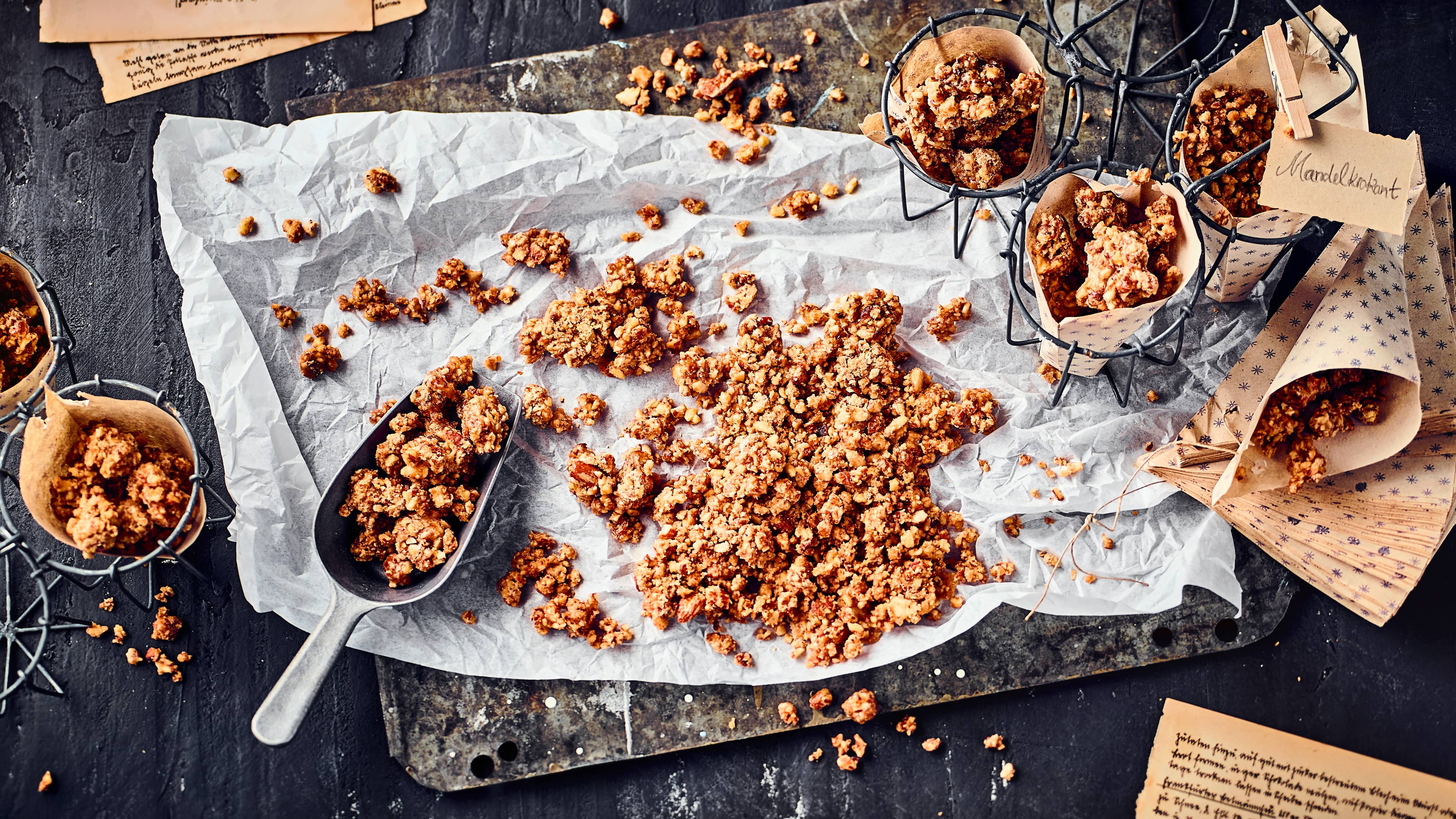 Mandelkrokant Unser selbstgemachter Mandel-Krokant lässt sich ganz einfach in wenigen Minuten zubereiten und eignet sich für fast jedes Dessert!