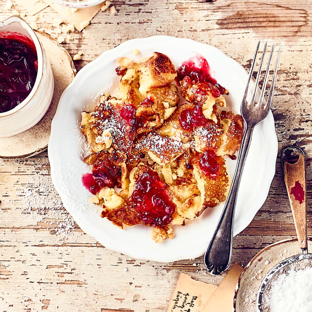 Haben Sie Lust auf eine spontane Süßspeise aus der Pfanne? Probieren Sie unseren Mandelschmarrn mit Weizenmehl, Milch und Zucker, dazu Preiselbeeren – fertig in 35 Minuten!