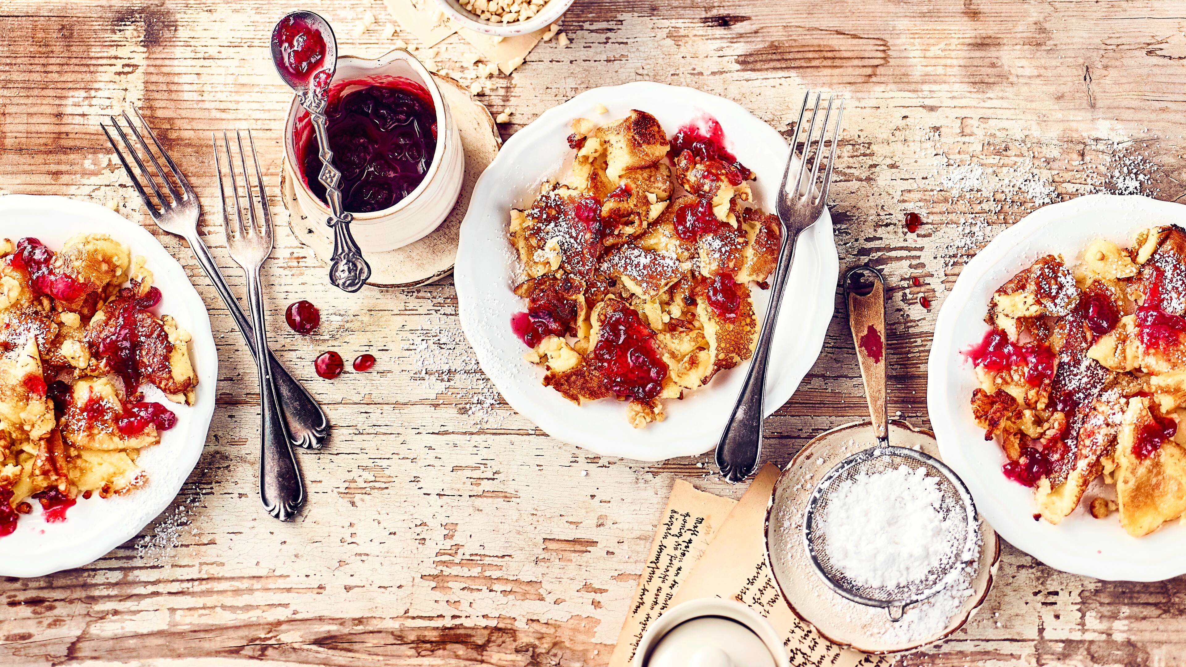 Mandelschmarrn mit Beeren Haben Sie Lust auf eine spontane Süßspeise aus der Pfanne? Probieren Sie unseren Mandelschmarrn mit Weizenmehl, Milch und Zucker, dazu Preiselbeeren – fertig in 35 Minuten!