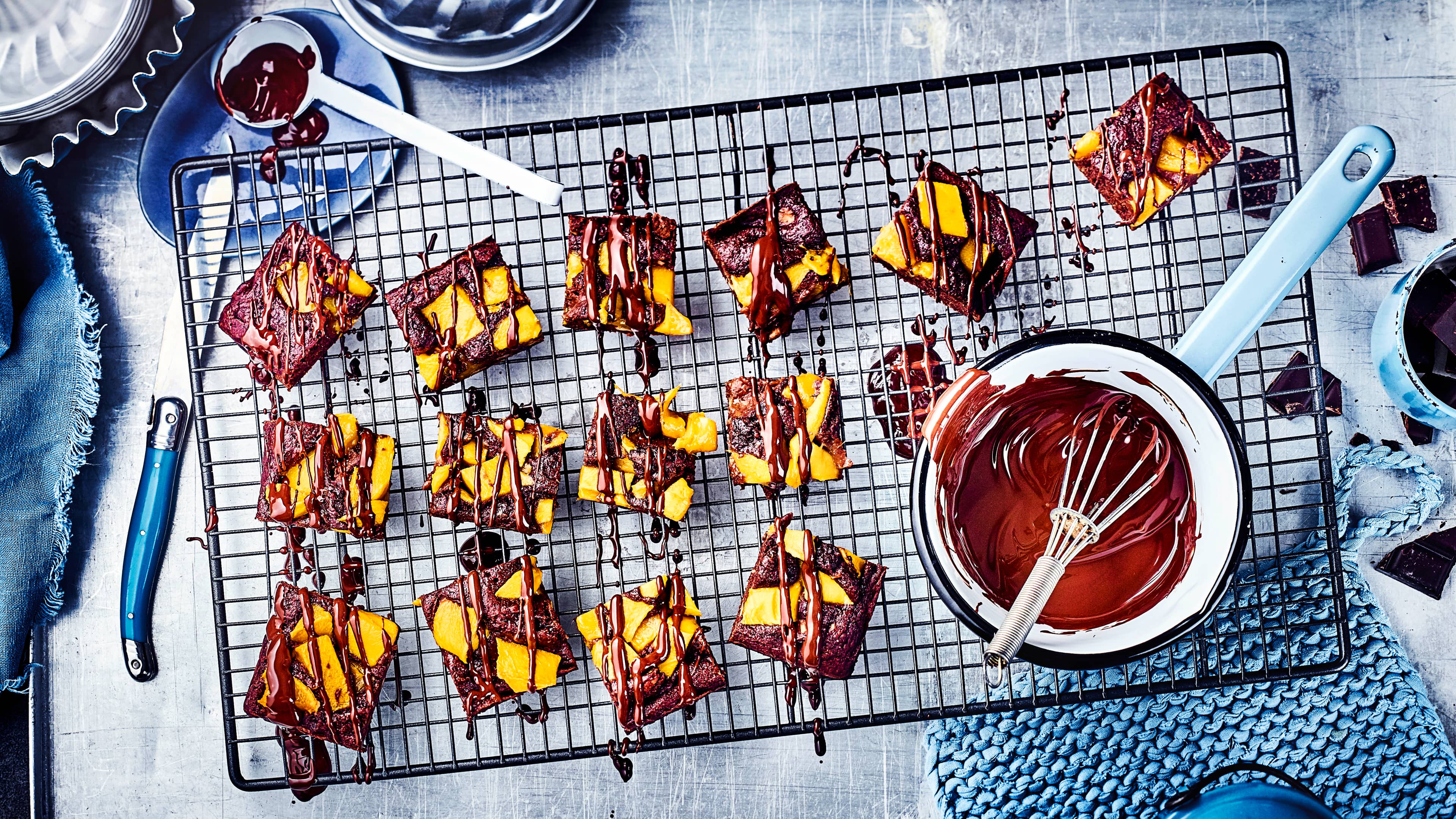 Mango-Dattel-Brownies Exotisches Brownie-Dessert mit Früchten: Probieren Sie unsere Brownies mit frischer Mango, Banane, Datteln und gehackten Walnüssen – lecker und laktosefrei!