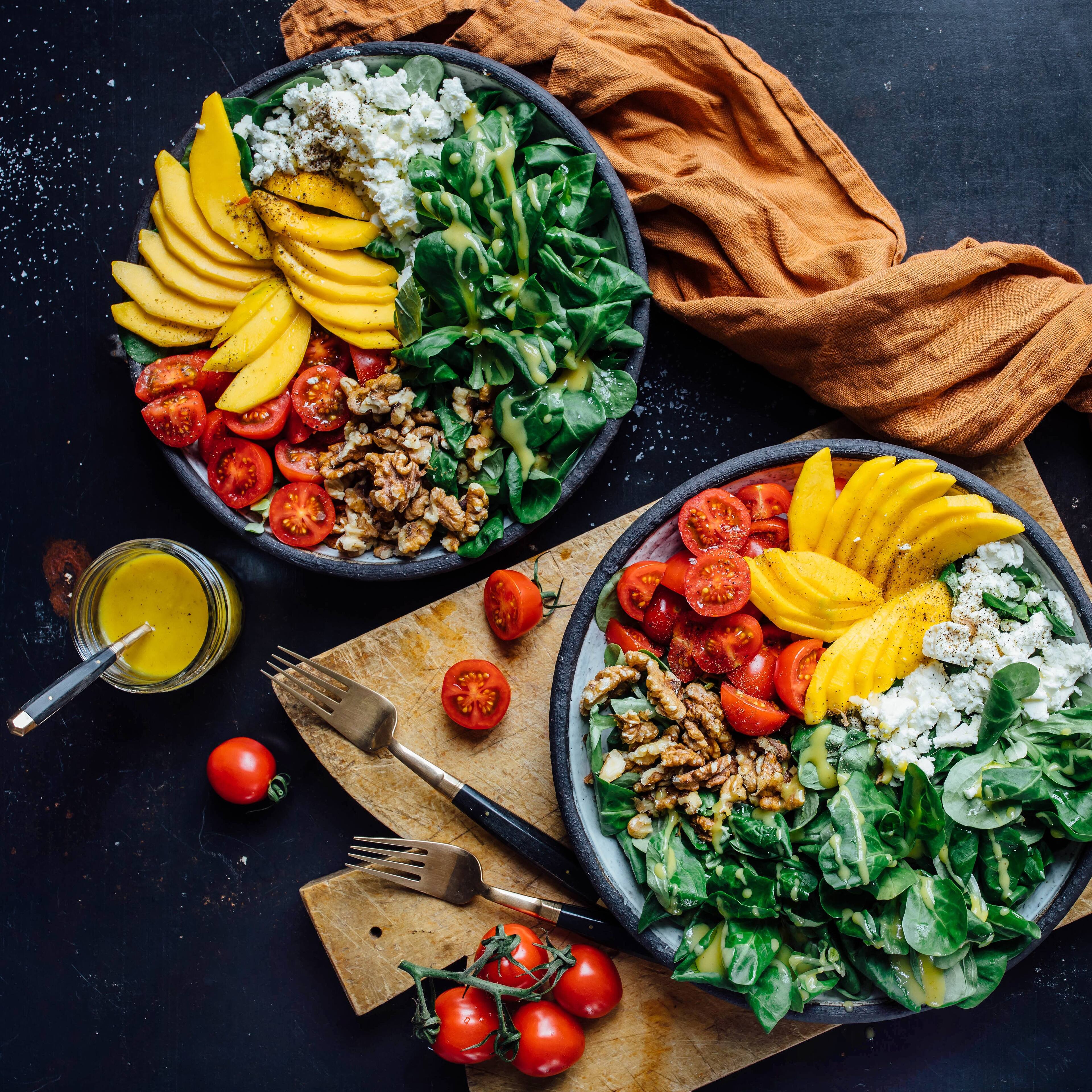 Diese Kombination werden Sie lieben: Unser Mango-Feta-Salat mit Feldsalat, Tomaten und gerösteten Walnüssen schmeckt super aromatisch und ist genau das Richtige für den Sommer!