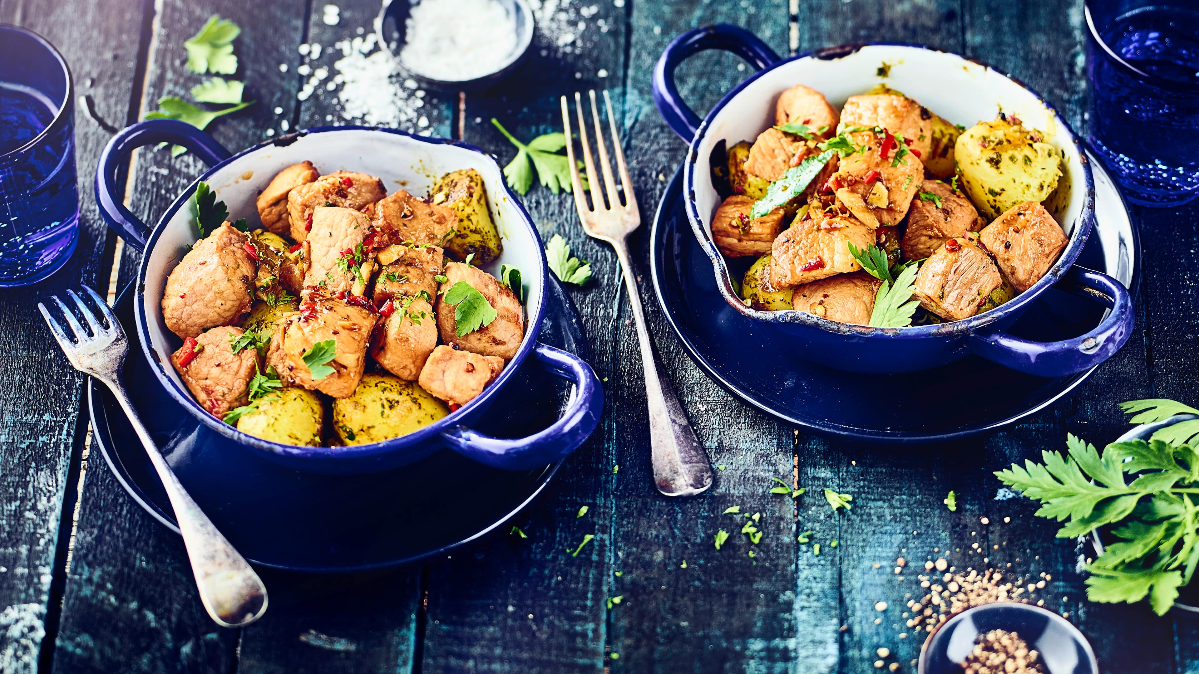 Mariniertes Schweinefleisch Schweinefleisch in pikanter Marinade mit Kartoffeln und Wurzelgemüse! Planen Sie genug Zeit ein, damit das Schweinefleich die Marinade gut einziehen kann.