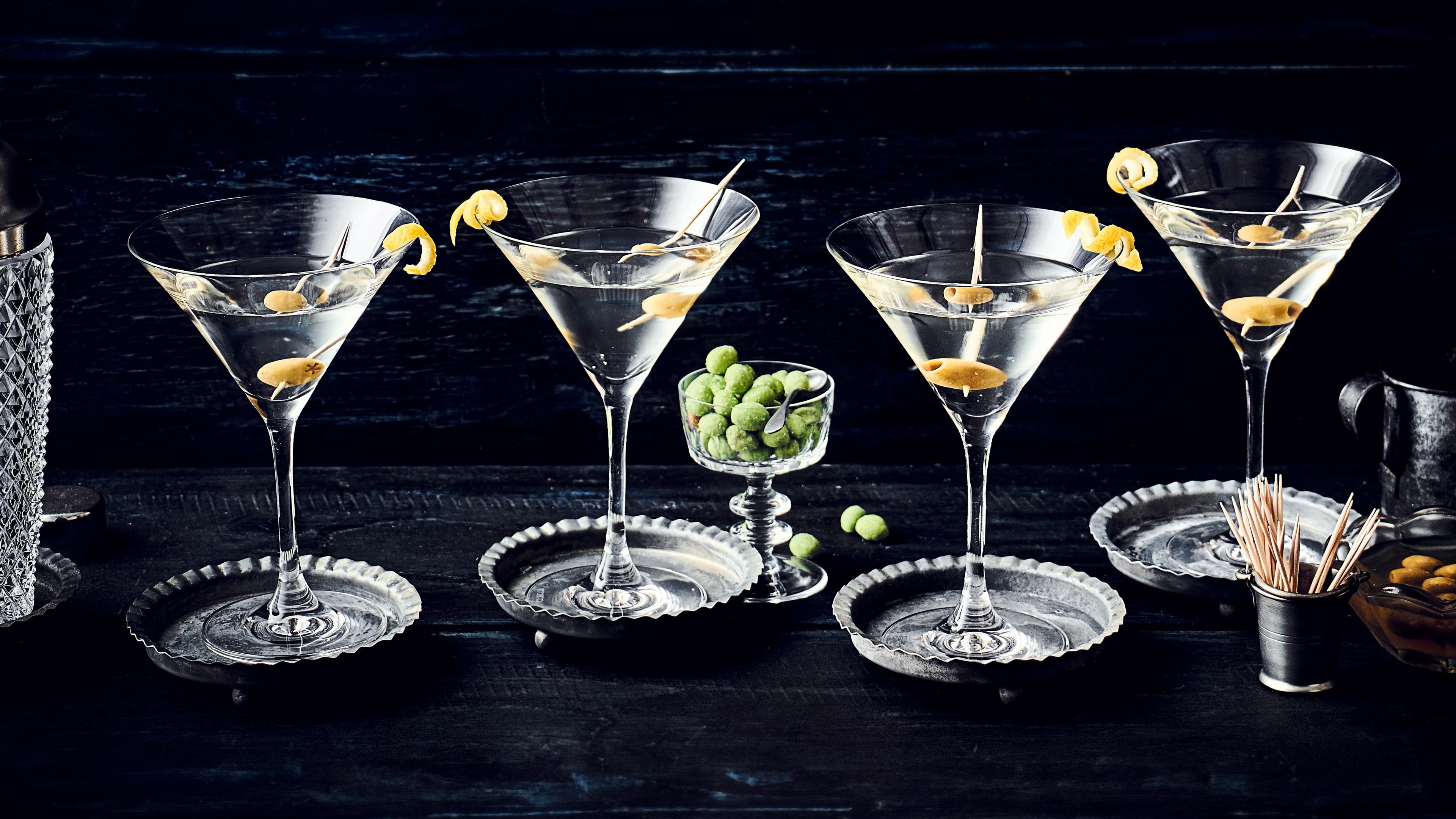 Martini Cocktail Oftmals als Cocktail bezeichnet ist der Martini eher ein Aperitif. Ob geschüttelt oder gerührt, mit oder ohne Olive – trinken Sie Ihren Martini wie es Ihnen gefällt.