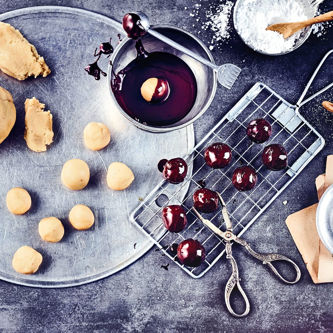 Ganz einfach und schnell: Marzipan selber machen und daraus köstliche Marzipan-Kartoffeln selber herstellen. Schön verpackt auch als Geschenk eine Idee!