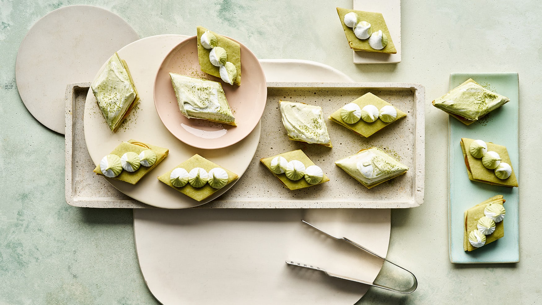 Matcha-Rauten mit Aprikosenkonfitüre Matcha-Rauten mit Aprikosenkonfitüre