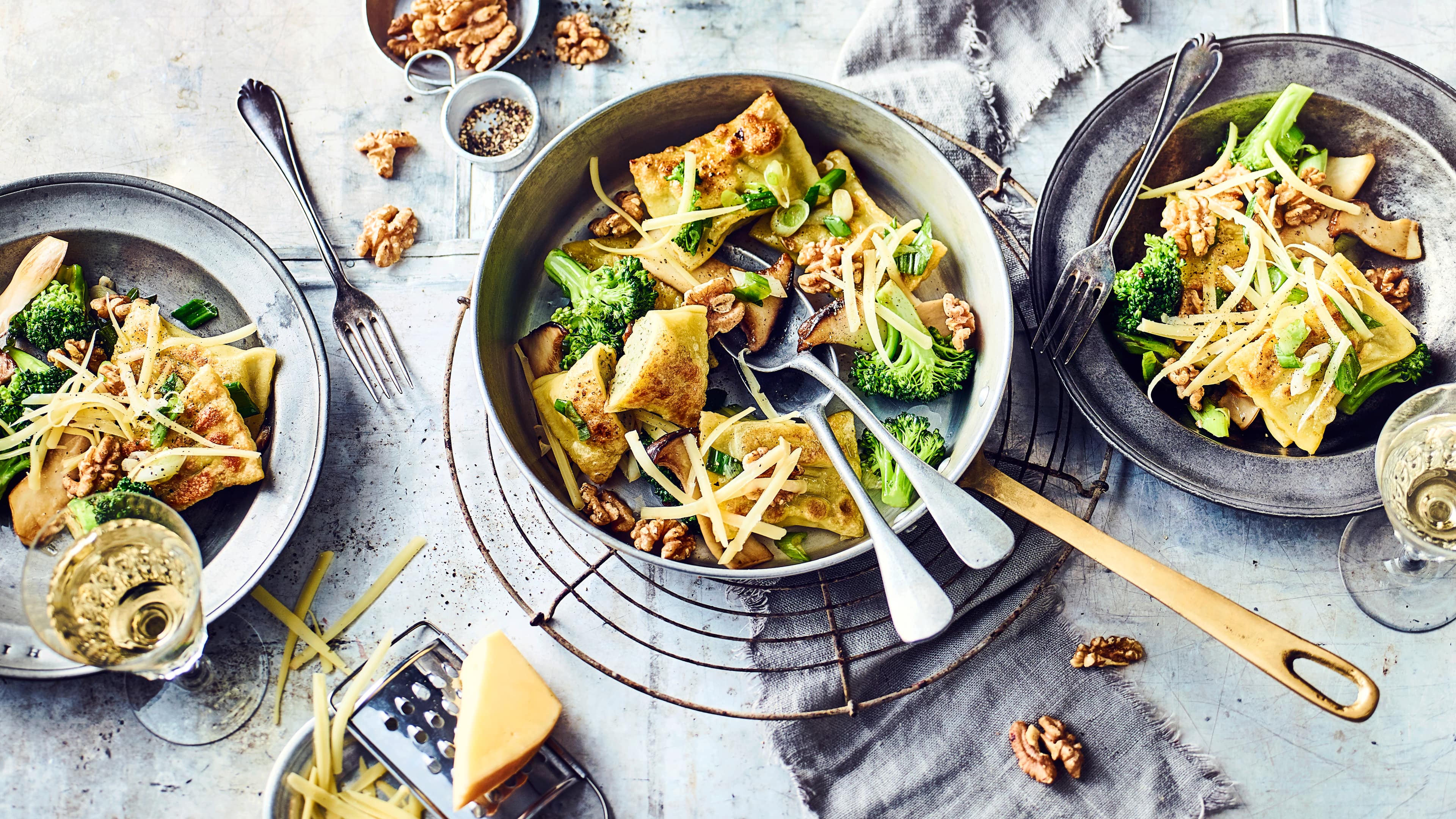Maultaschenpfanne So kennen Sie Maultaschen vielleicht noch nicht? Wir servieren sie einmal nicht in Brühe oder Suppe sondern lecker angebraten mit Pilzen, Walnüssen und Bergkäse als Maultaschenpfanne.