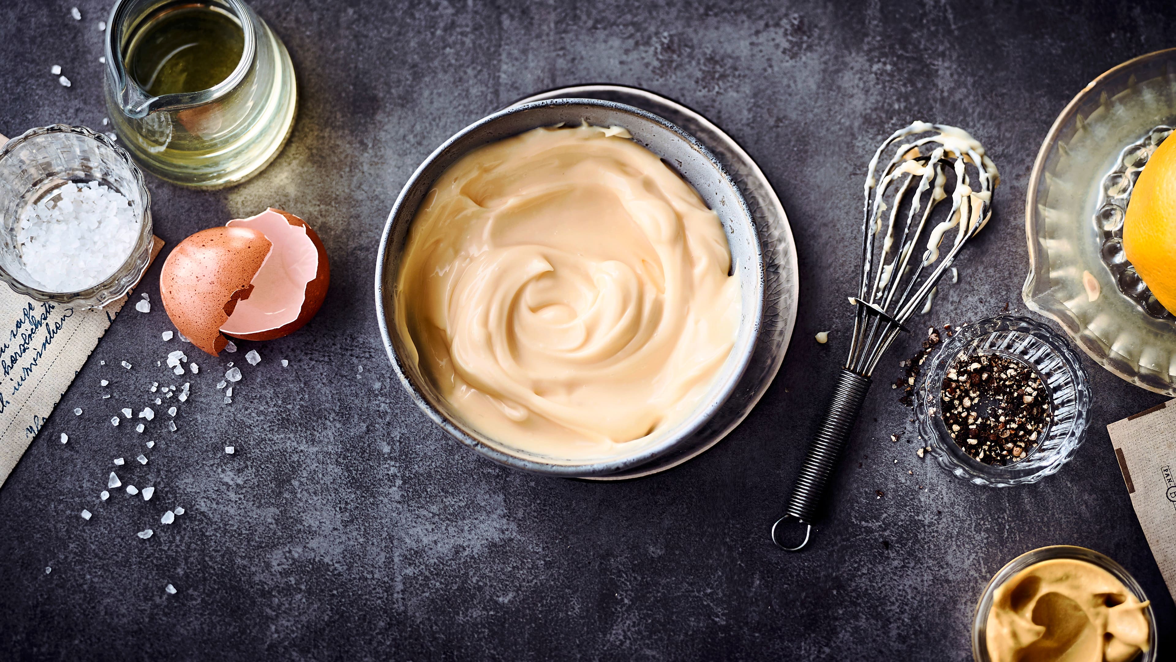Mayonnaise Machen Sie Ihre Mayonnaise für den Kartoffelsalat, Burger oder Pommes frites schnell und einfach selbst: Schritt für Schritt mit unserem Rezept.