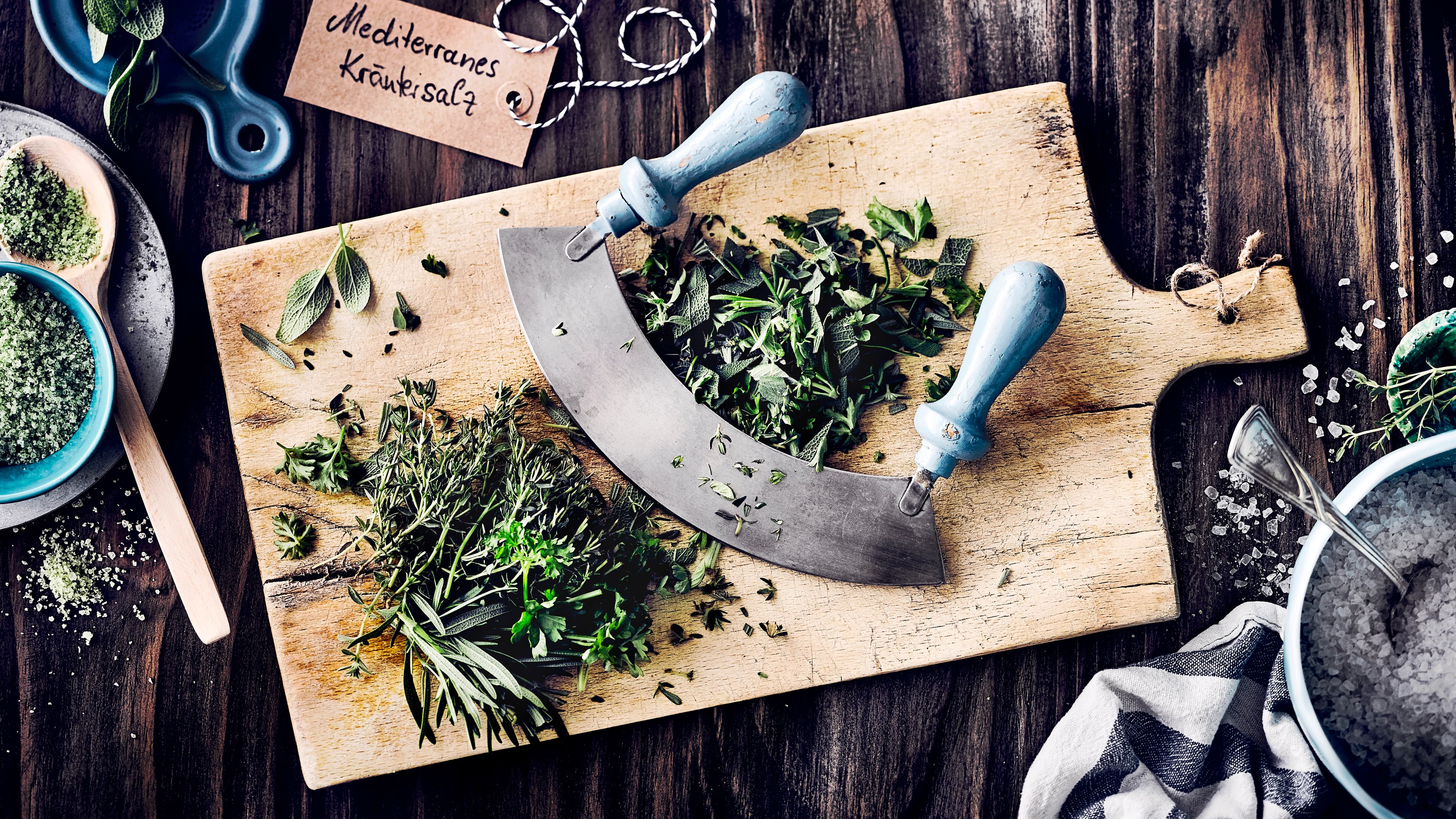 Mediterranes Kräutersalz Kräutersalz selbst herzustellen ist überhaupt nicht schwer. Probieren Sie es doch mal aus und starten mit frischen Kräutern wie Rosmarin, Salbei und Thymian ein Mediterranes Kräutersalz.