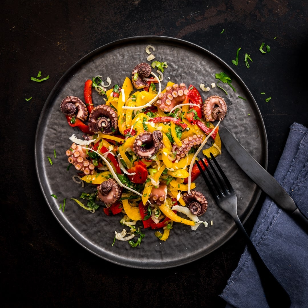 Sommer, Sonne, Meeresfrüchtesalat – das gehört einfach zusammen und lässt an Strandurlaube erinnern. Unser Meeresfrüchtesalat aus Pulpo mit Gemüse und Parmesan wird Ihnen Fernweh bereiten.
