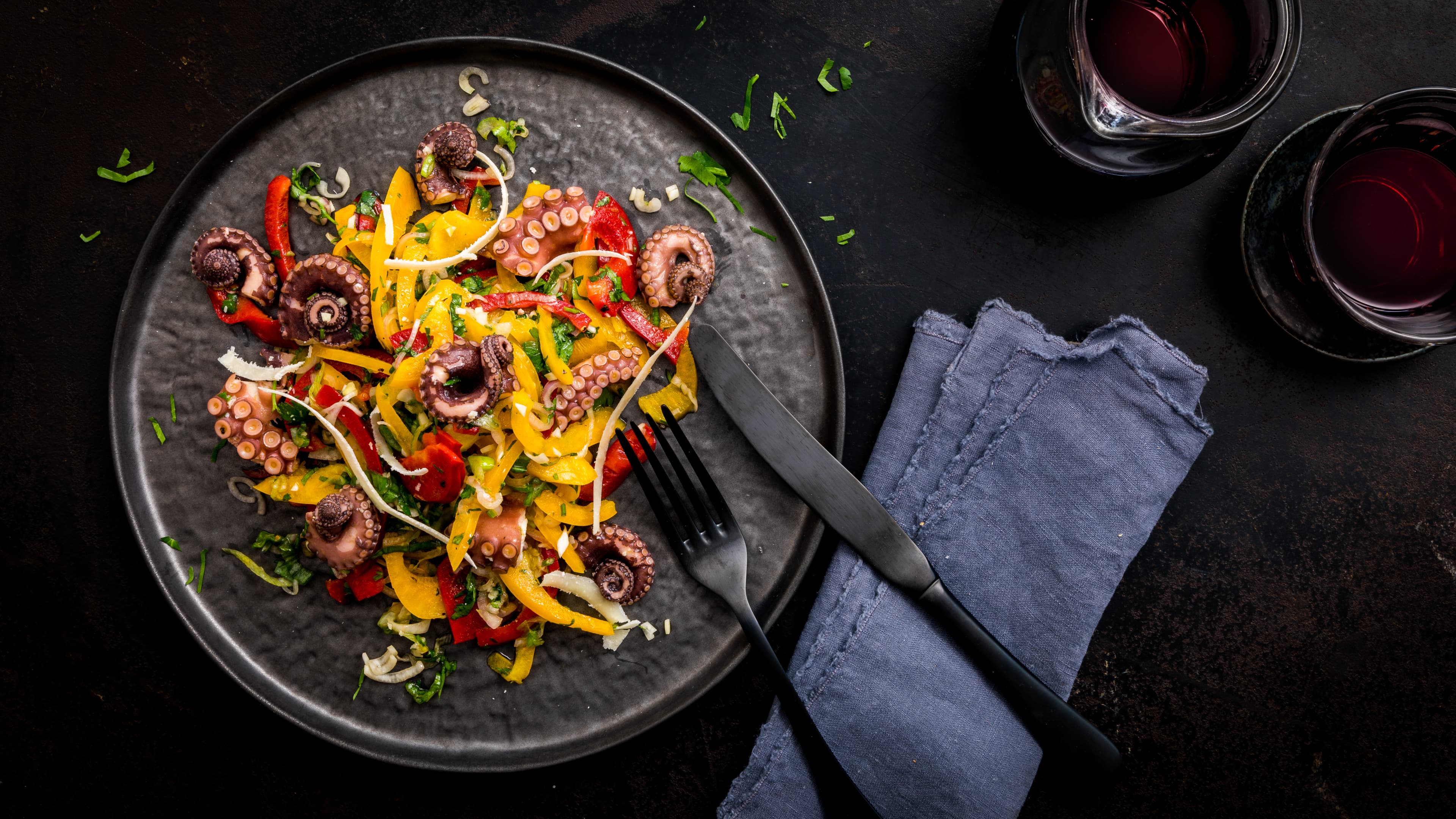 Meeresfrüchtesalat Sommer, Sonne, Meeresfrüchtesalat – das gehört einfach zusammen und lässt an Strandurlaube erinnern. Unser Meeresfrüchtesalat aus Pulpo mit Gemüse und Parmesan wird Ihnen Fernweh bereiten.