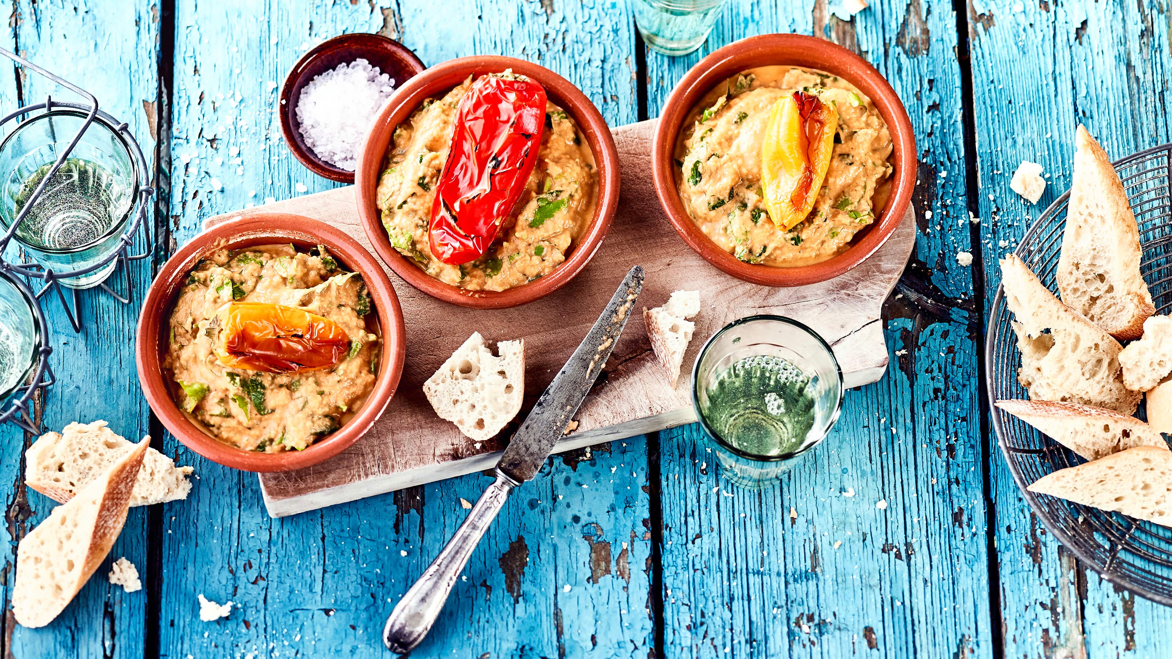 Melitzanosalata So schmeckt Griechenland! Melitzanosalata ist eine Auberginencreme, die gut zu aufgebackenem Brot passt und sich perfekt als Vorspeise eignet.