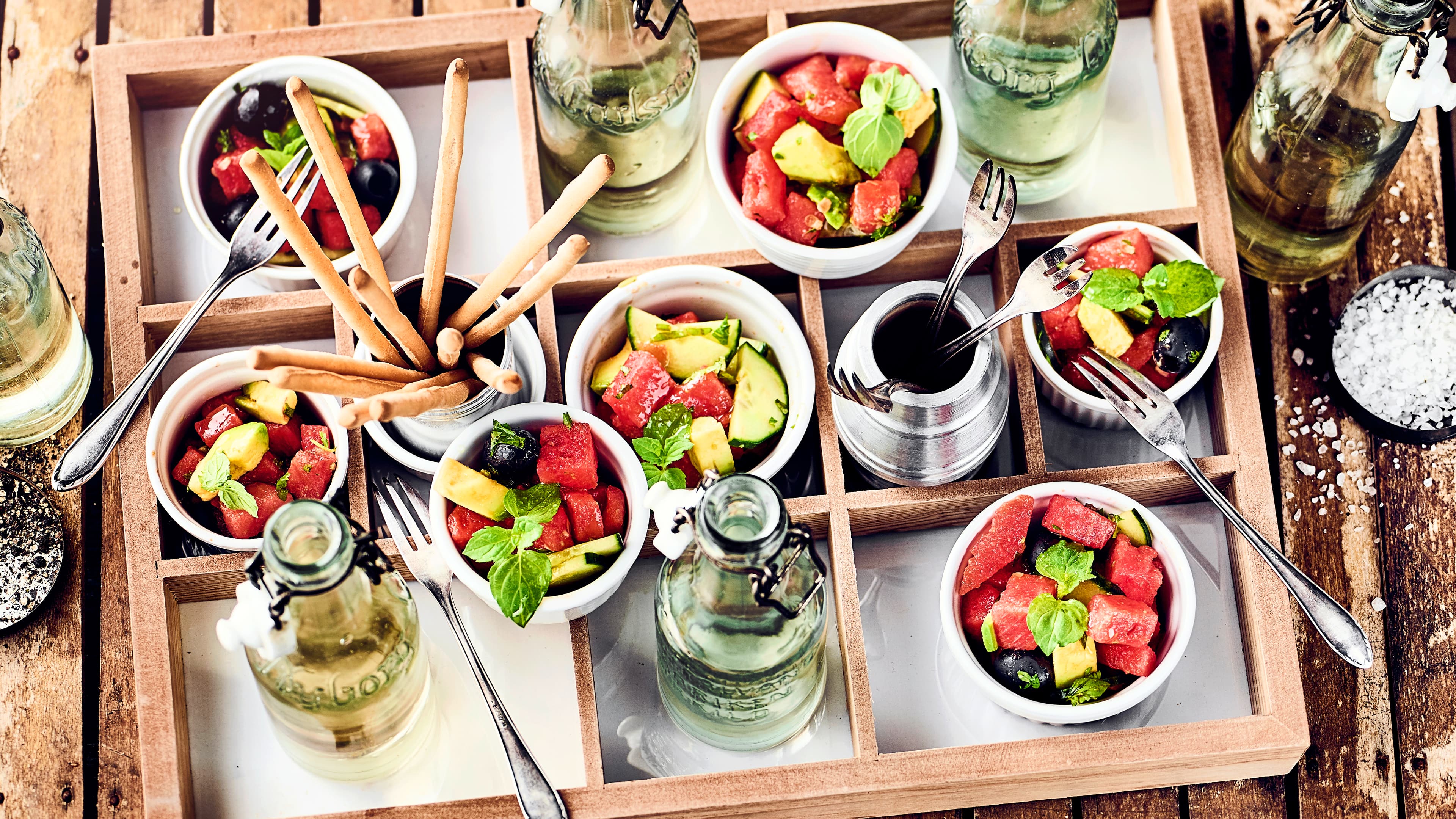 Melone-Avocado-Salat Ein erfrischender Salat mit Melone, Gurke, schwarzen Oliven und Avocado - besonders ideal für heiße Sommertage und wenn es schnell gehen muss!