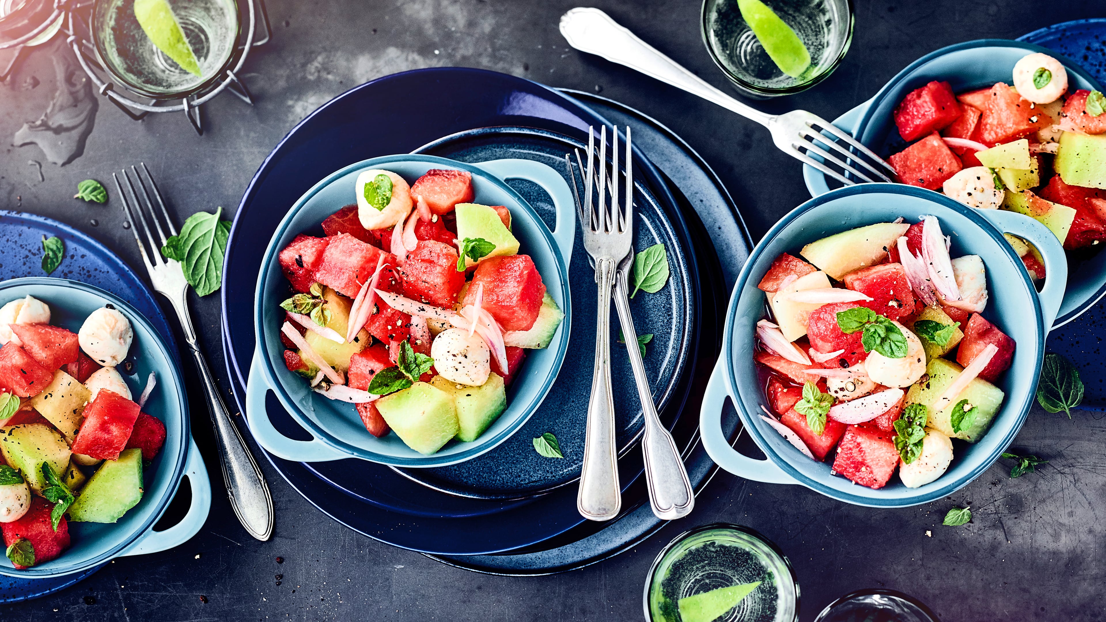 Melonen-Mozzarella-Salat Bereiten Sie einen bunten Melonen-Mozzarella-Salat mit frischer Wasser- und Galiamelone zu. Mini-Mozzarella & ein Balsamico-Bianco-Dressing runden das Gericht ab.