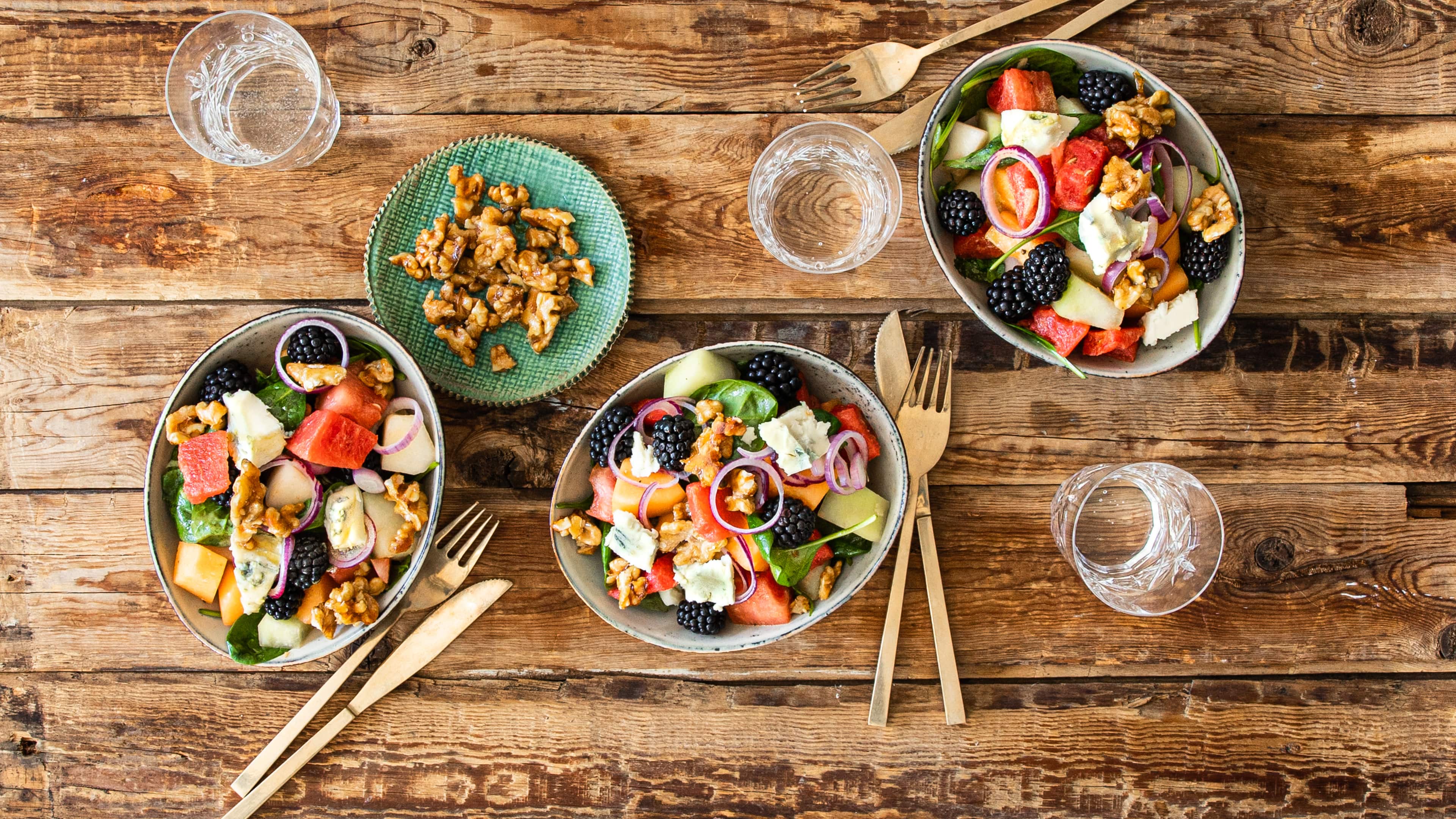 Melonen-Salat Unser Rezept für Melonen-Salat kombiniert köstliche Aromen: Viererlei Melone, Brombeeren, Spinat und Gorgonzola schmecken als Vorspeise oder leichtes Hauptgericht.