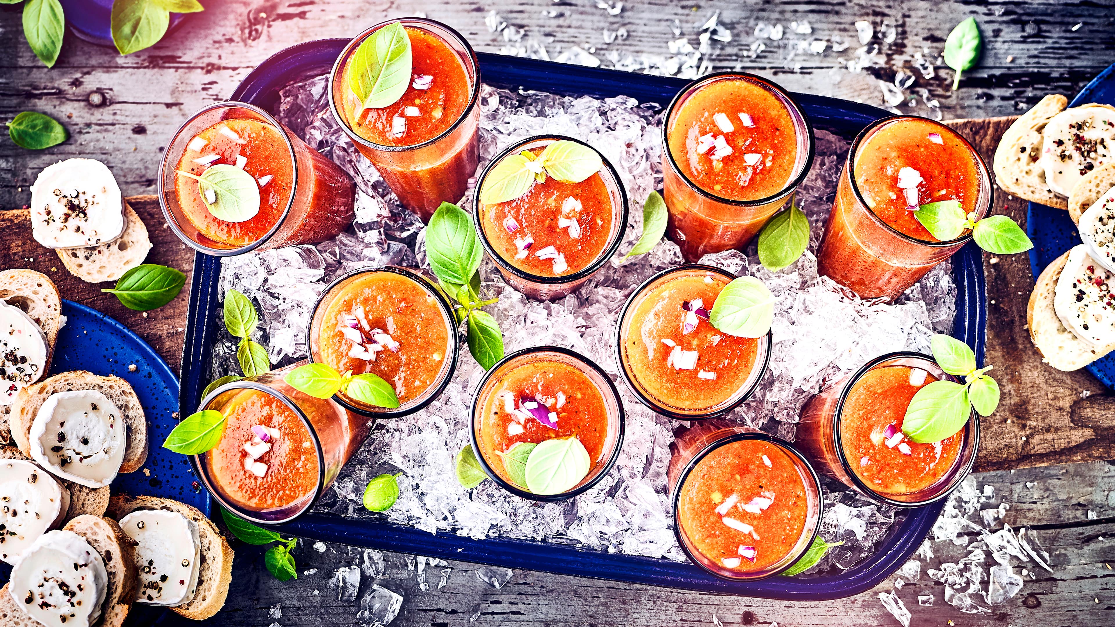 Melonen-Tomaten-Gazpacho Schnelle, kalte Suppe für Ihr Büfett: Probieren Sie unsere Melonen-Tomaten-Gazpacho mit Paprika und Ingwer – perfekt bei heißen Temperaturen draußen.