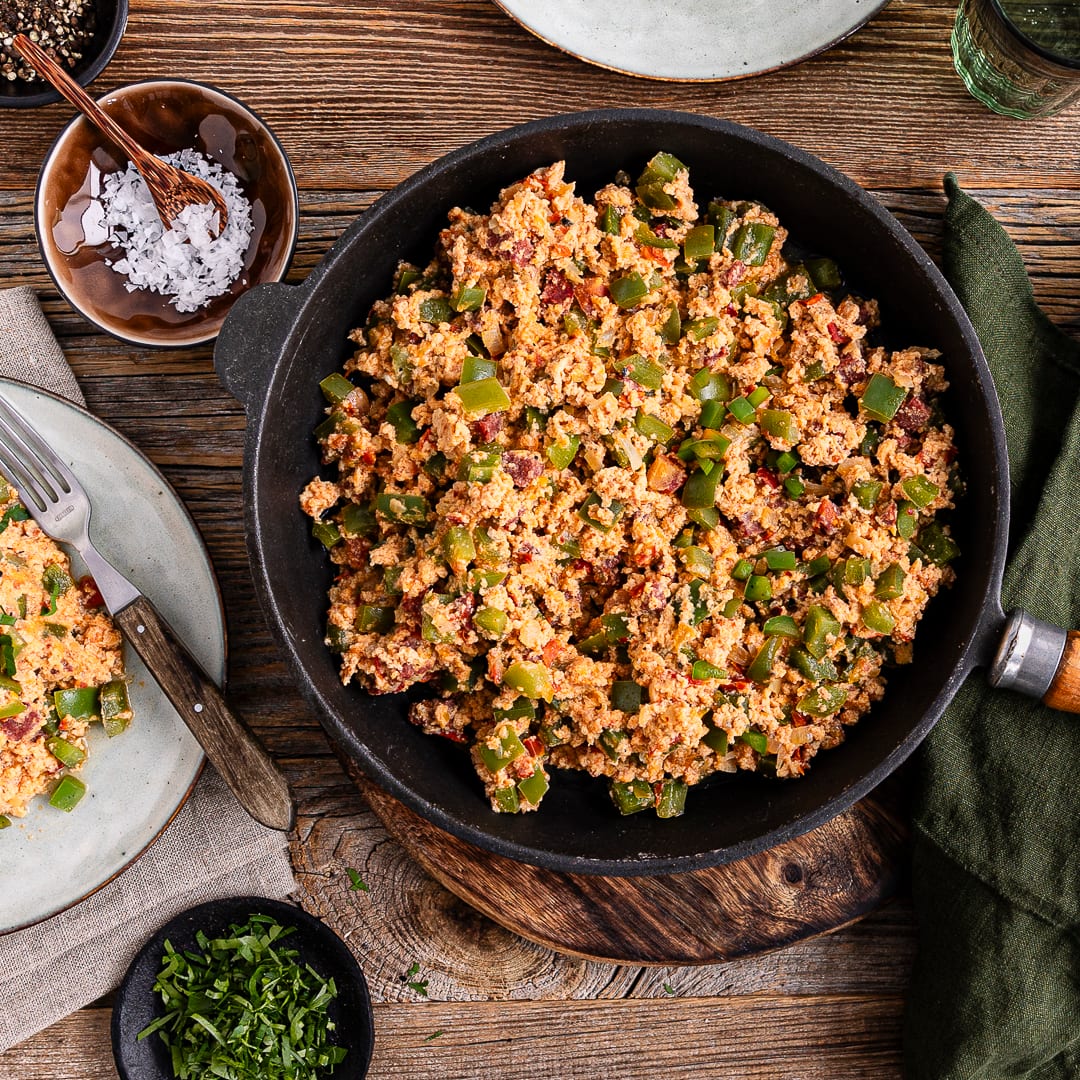 Eigentlich eine Frühstücksspeise, aber hierzulande auch gut als Mittagessen oder Abendessen servierbar: Menemen – türkische Eierspeise mit Tomaten, Paprika und Zwiebeln.