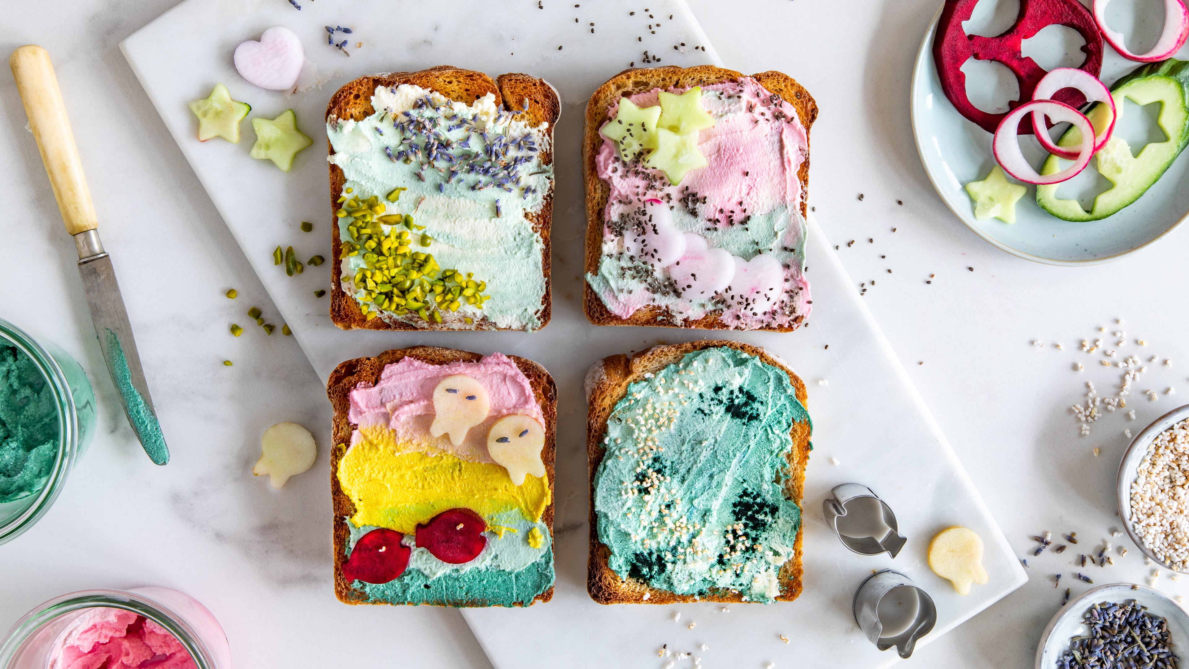 Mermaid Toast Nicht nur für kleine Meerjungfrauen-Liebhaber wirklich ein Highlight: Servieren Sie doch einmal das Mermaid-Toast mit verschiedenen Motiven und bringen Kinderaugen zum Strahlen!