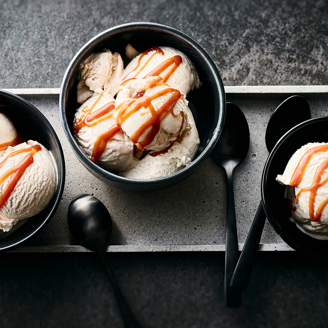 Wer hätte gedacht, dass gezuckerte Kondensmilch so vielseitig einsetzbar ist? Zum Beispiel in unserem Rezept für selbstgemachtes Milchmädchen-Eis.