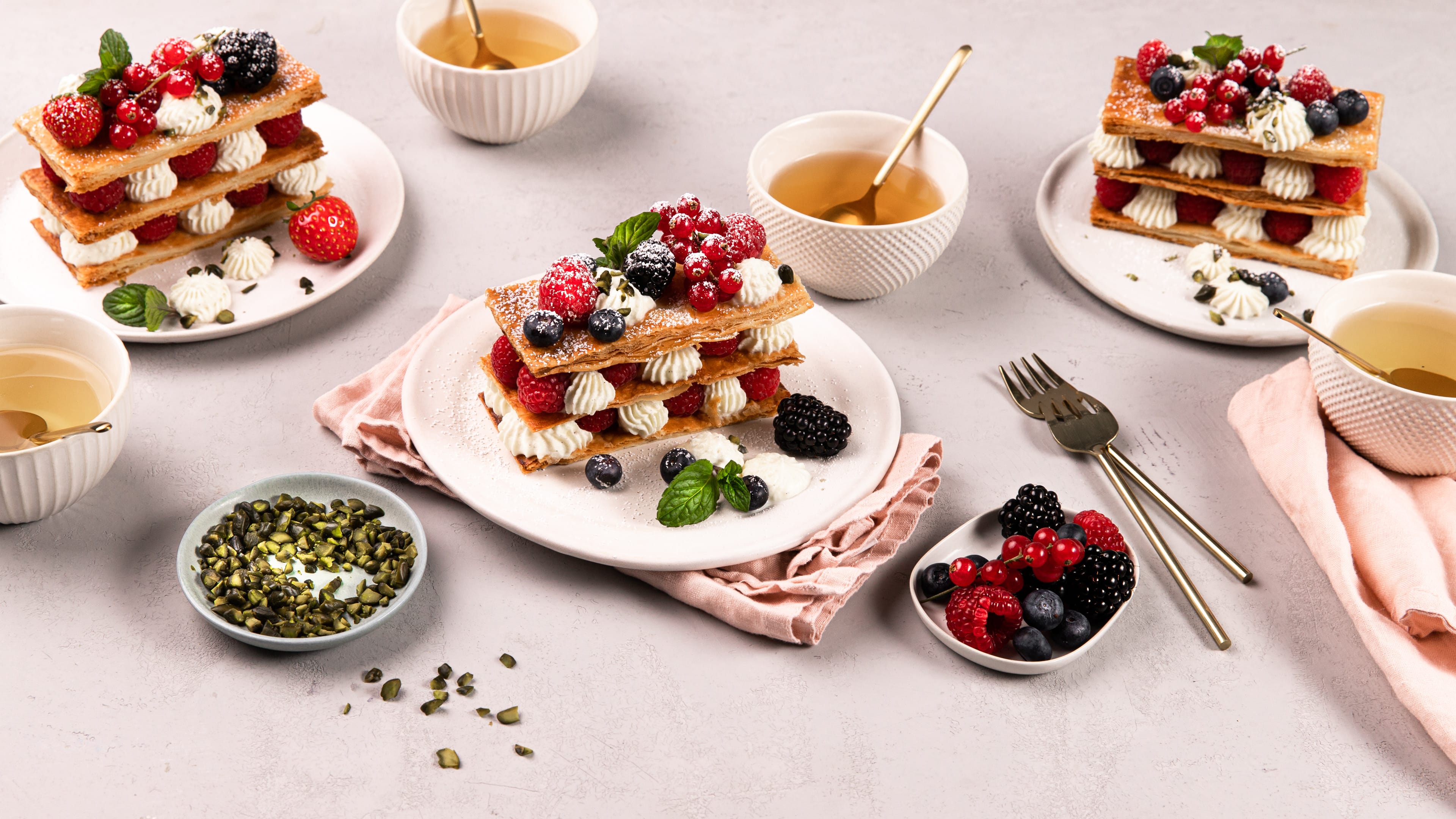 Mille-feuille mit Beeren Zugegeben: 1000 Schichten schaffen wir nicht, aber auch ein paar Schichten genügen wir dieses optische und geschmackliche Erlebnis: Mille-feuille mit Beeren ist die perfekte Idee zum Muttertag.