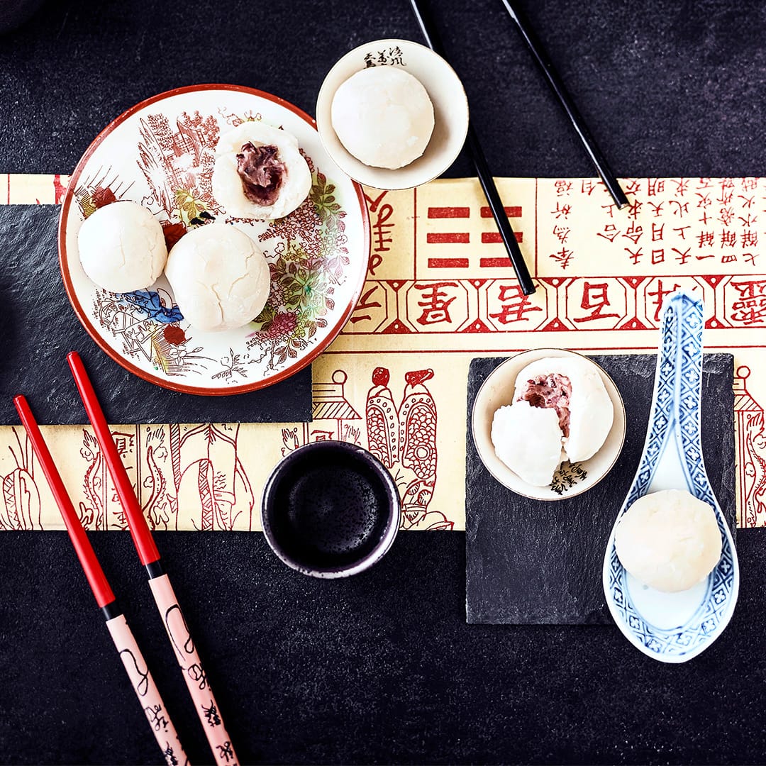 Ob an Neujahr oder zu Festen – die kleinen japanischen Reisbälle oder Reiskuchen werden mit einer Bohnenpaste gefüllt und meist kalt verzehrt.