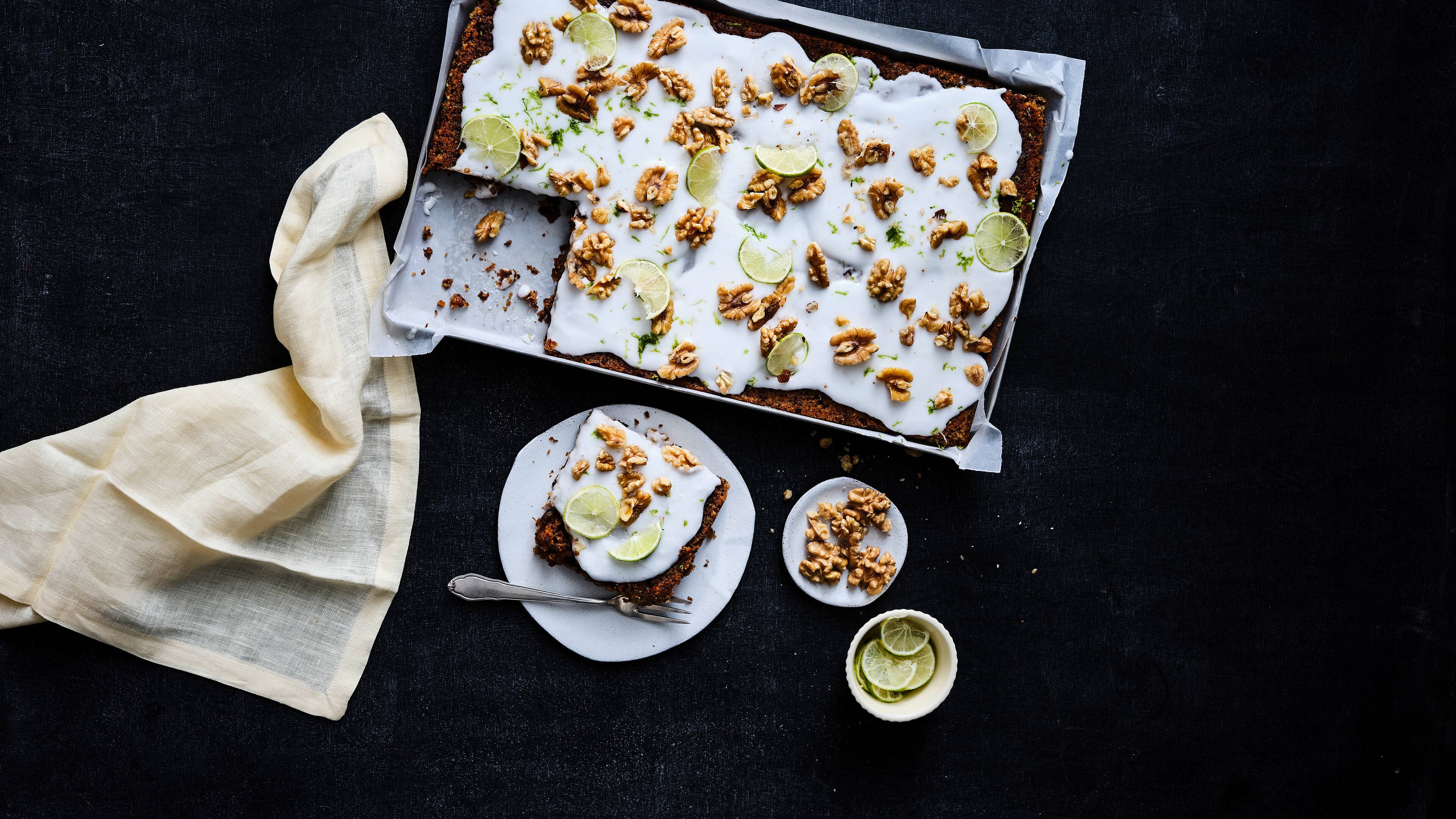 Selbst ein Blechkuchen wird durch die Möhren super saftig! Probieren Sie unseren veganen und laktosefreien Möhren-Blechkuchen.