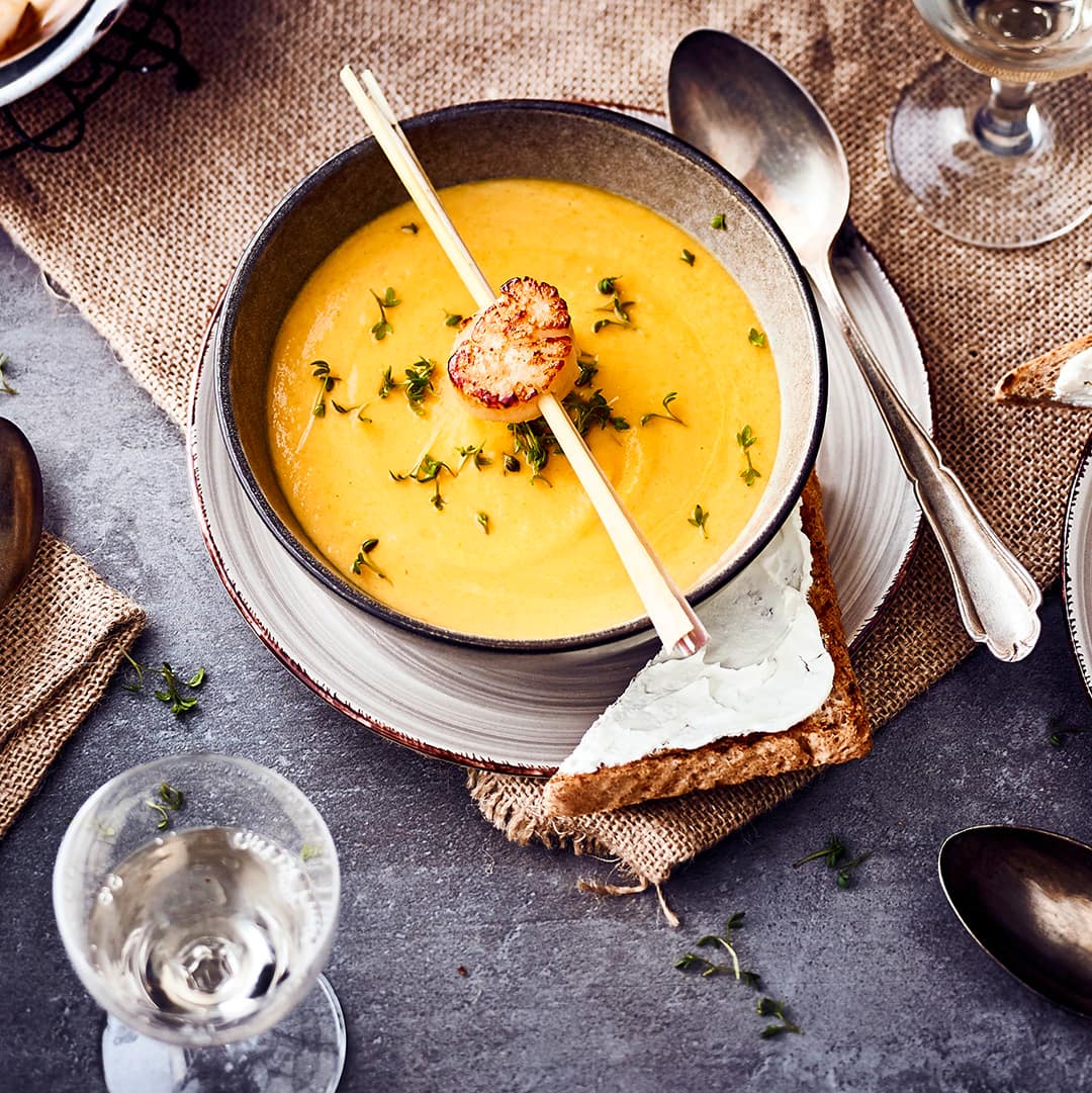 Tipp für eine leckere Vorspeise: Unser feines Süppchen aus Karotten, Pastinake und Zitronengras mit Kokosmilch und frischen Jakobsmuscheln aus der Pfanne!