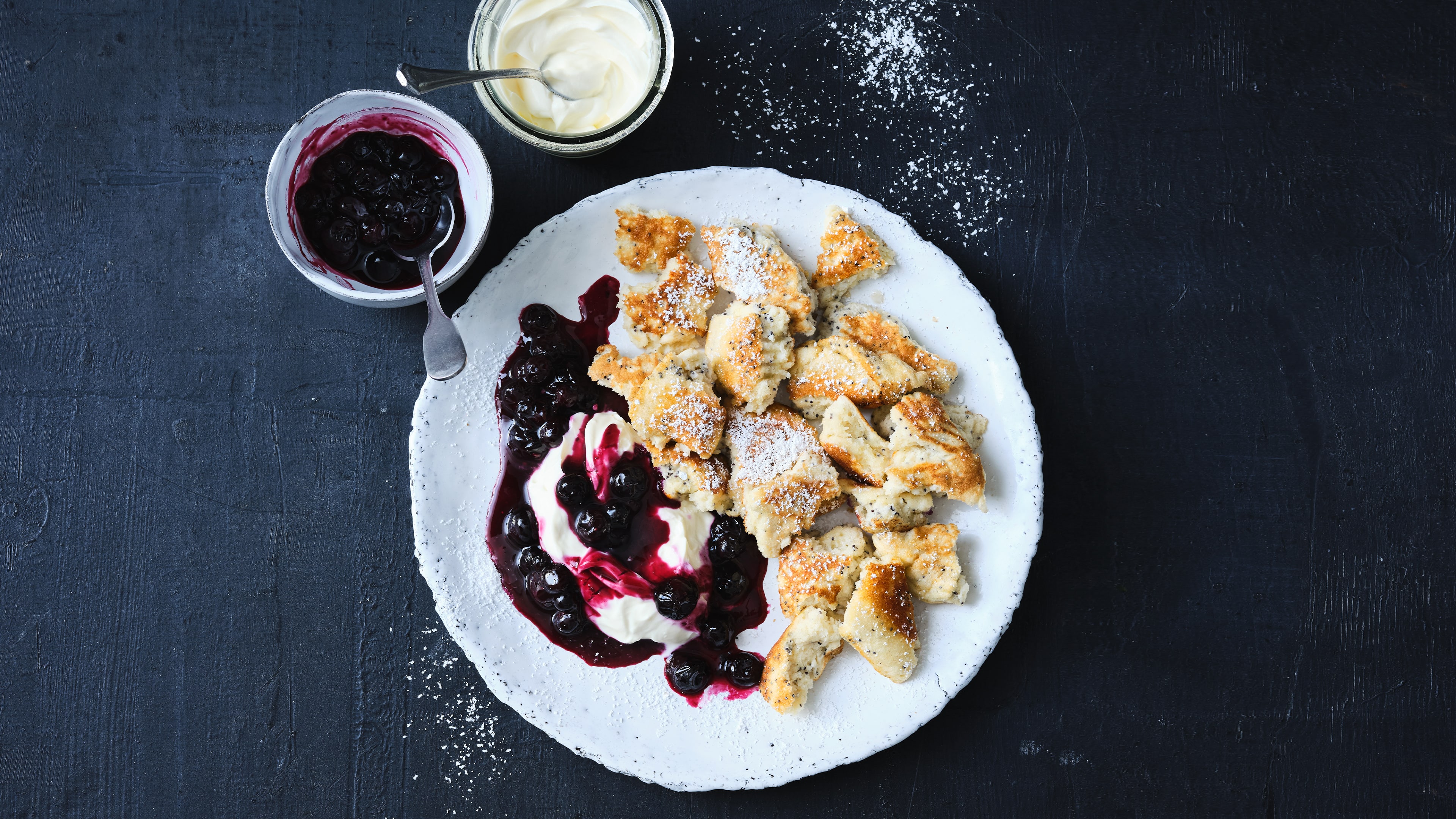 Mohn-Kaiserschmarrn mit Heidelbeeren Die beliebte Mehlspeise lässt sich vielseitig versüßen - wir verfeinern unseren Kaiserschmarrn mit Mohn und servieren ihn mit Heidelbeeren und Crème fraîche.