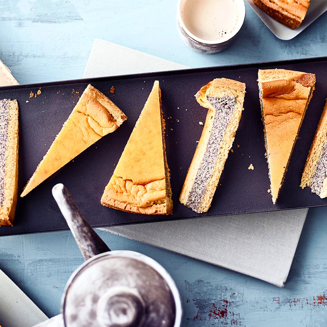 Lieber Mohn- oder lieber Schmand-Kuchen? Am besten beides zusammen: Schnell an den Kaffeetisch, unser Mohn-Schmand-Kuchen ist zum Anbeißen lecker!