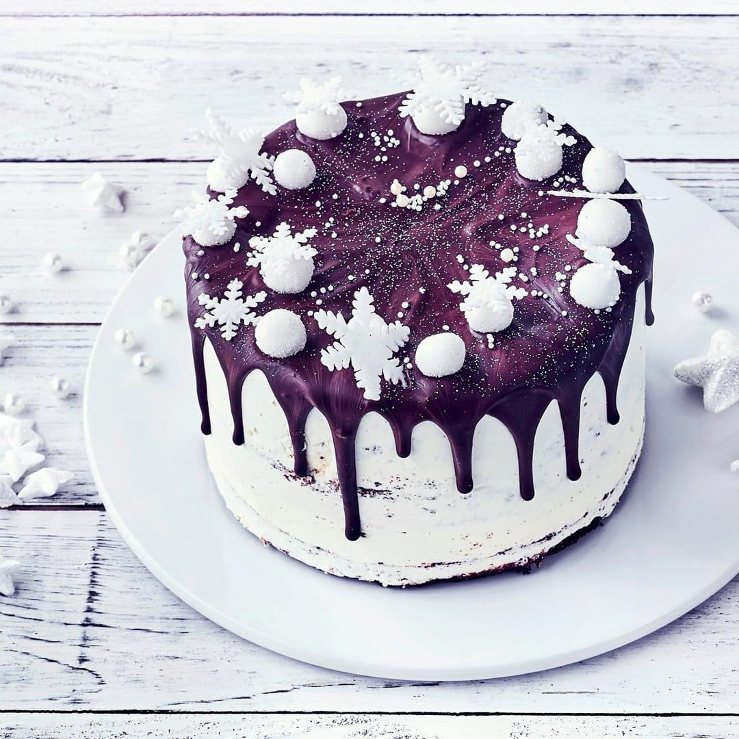 Winter-Wunderland in Tortenform: Schokoladensoße und Eiskristalle verzieren diese Motivtorte zu Weihnachten. Lassen Sie es sich und Ihren Lieben schmecken.